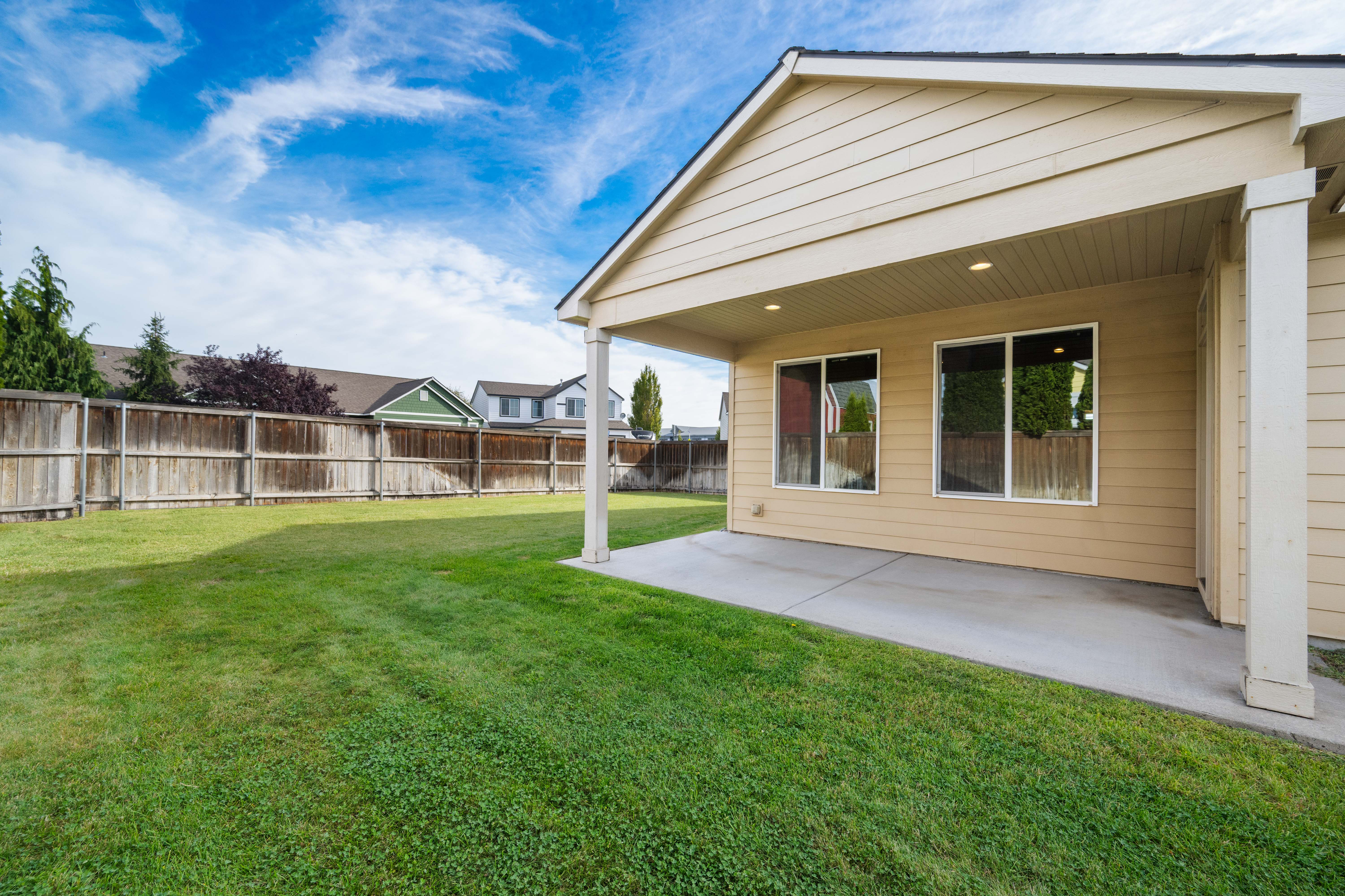  Welcome to this well-maintained 3-bedroom, 2-bath New Tradition resale - 物件實景