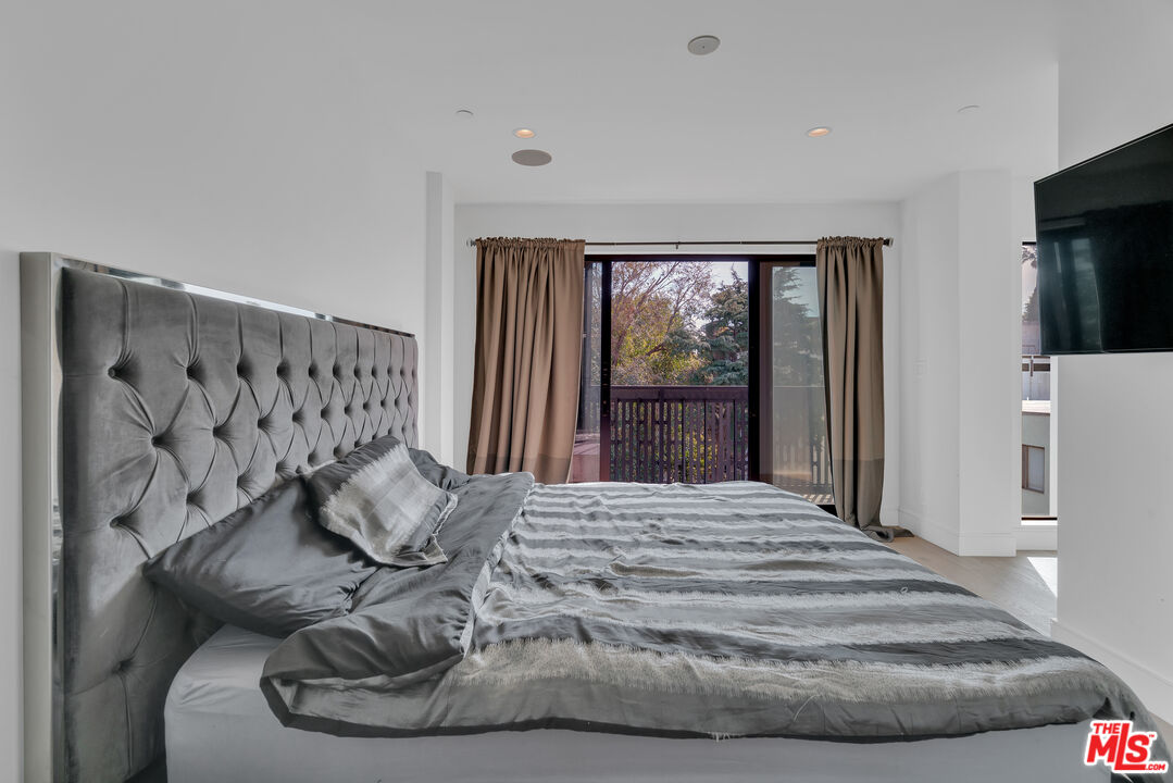 Los Angeles, California, 90046, United States, 3 Bedrooms Bedrooms, ,3 BathroomsBathrooms,Residential,For Sale,1827071