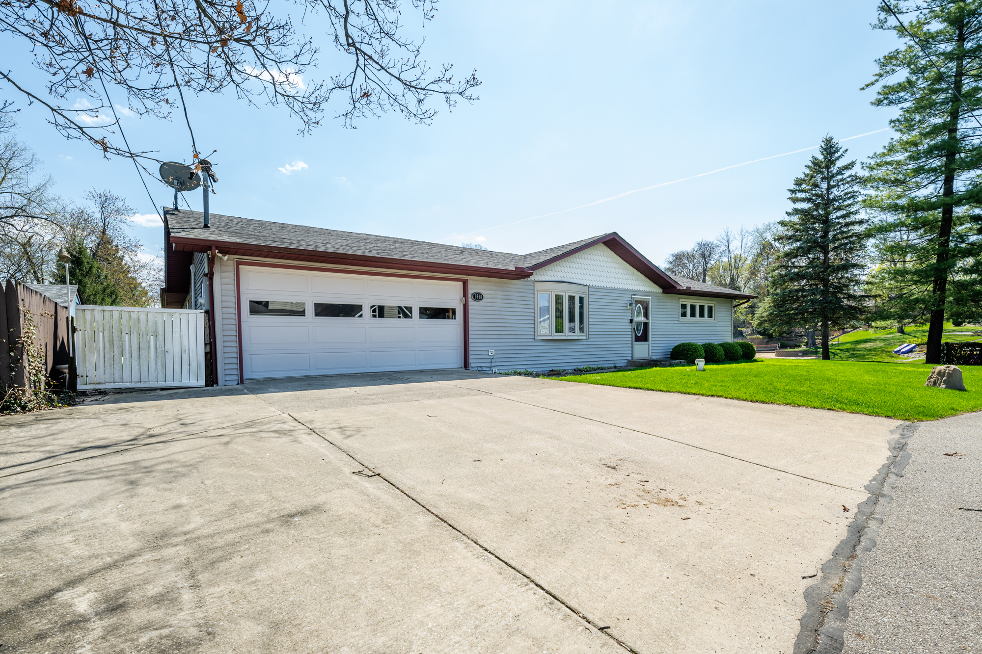 Coloma, Michigan, 49038, United States, 3 Bedrooms Bedrooms, ,2 BathroomsBathrooms,Residential,For Sale,1787347