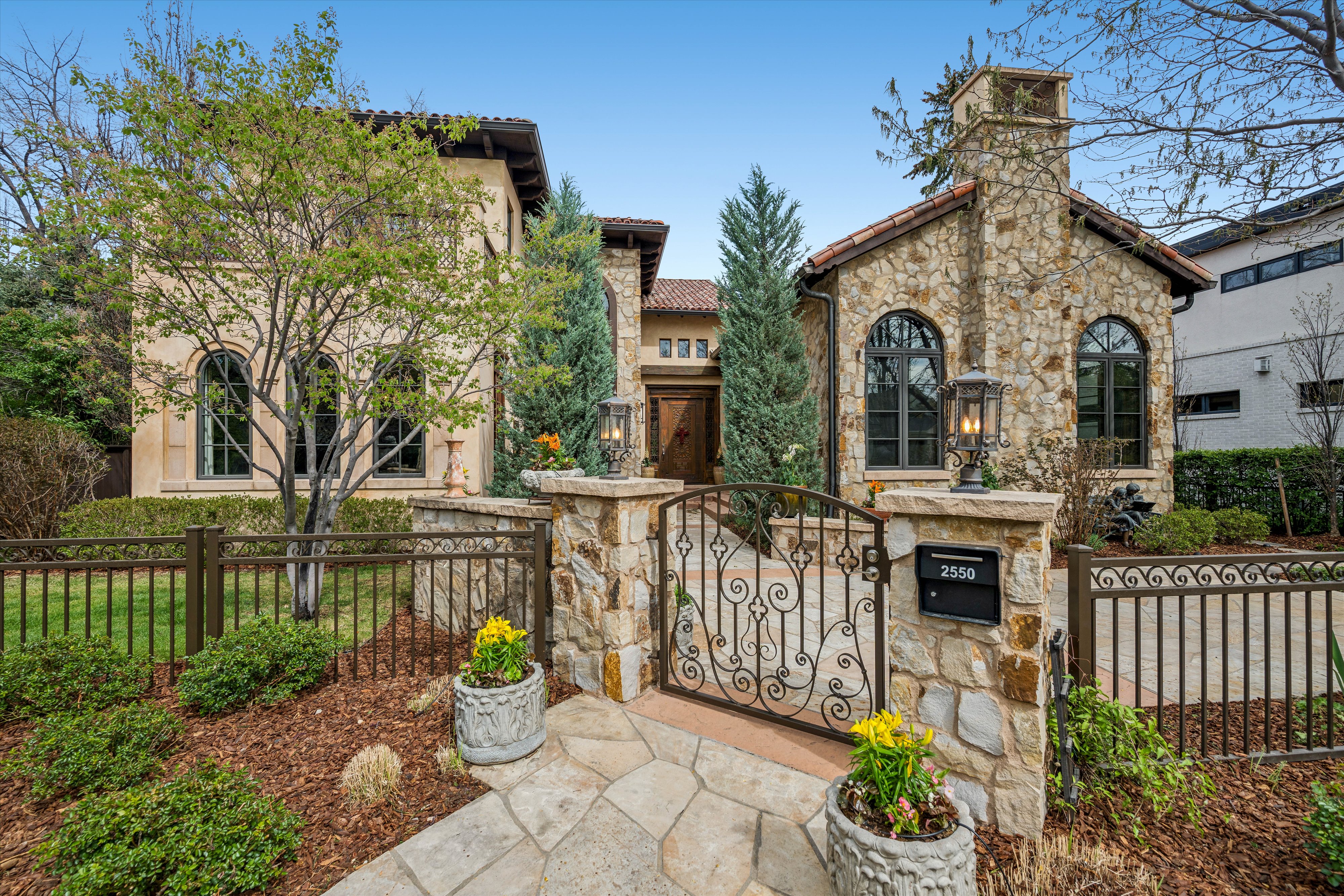  Rare Spanish Colonial Revival Home in One of Observatory Park - 物件實景