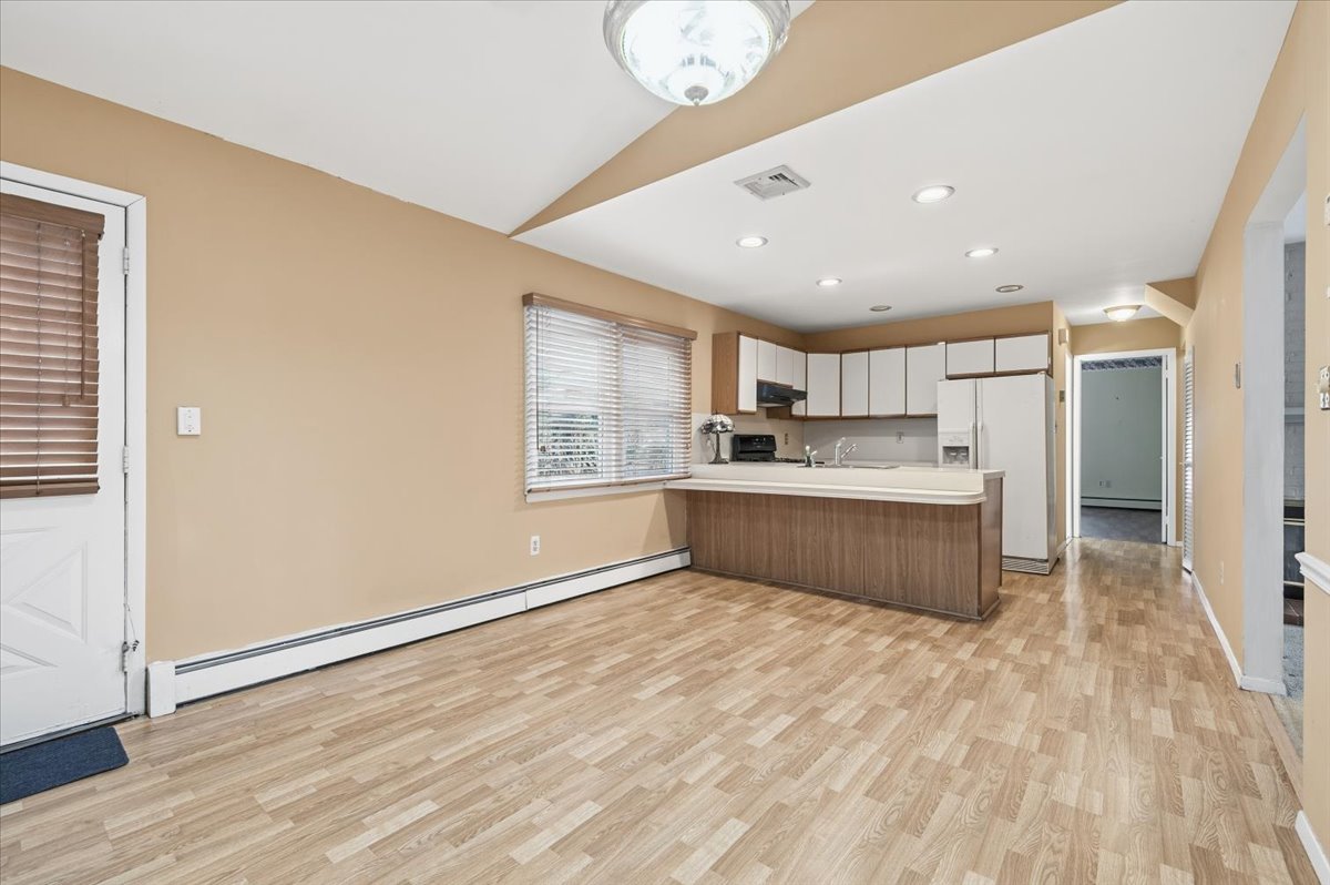 West Islip, New York, 11795, United States, 4 Bedrooms Bedrooms, ,2 BathroomsBathrooms,Residential,For Sale,2008533