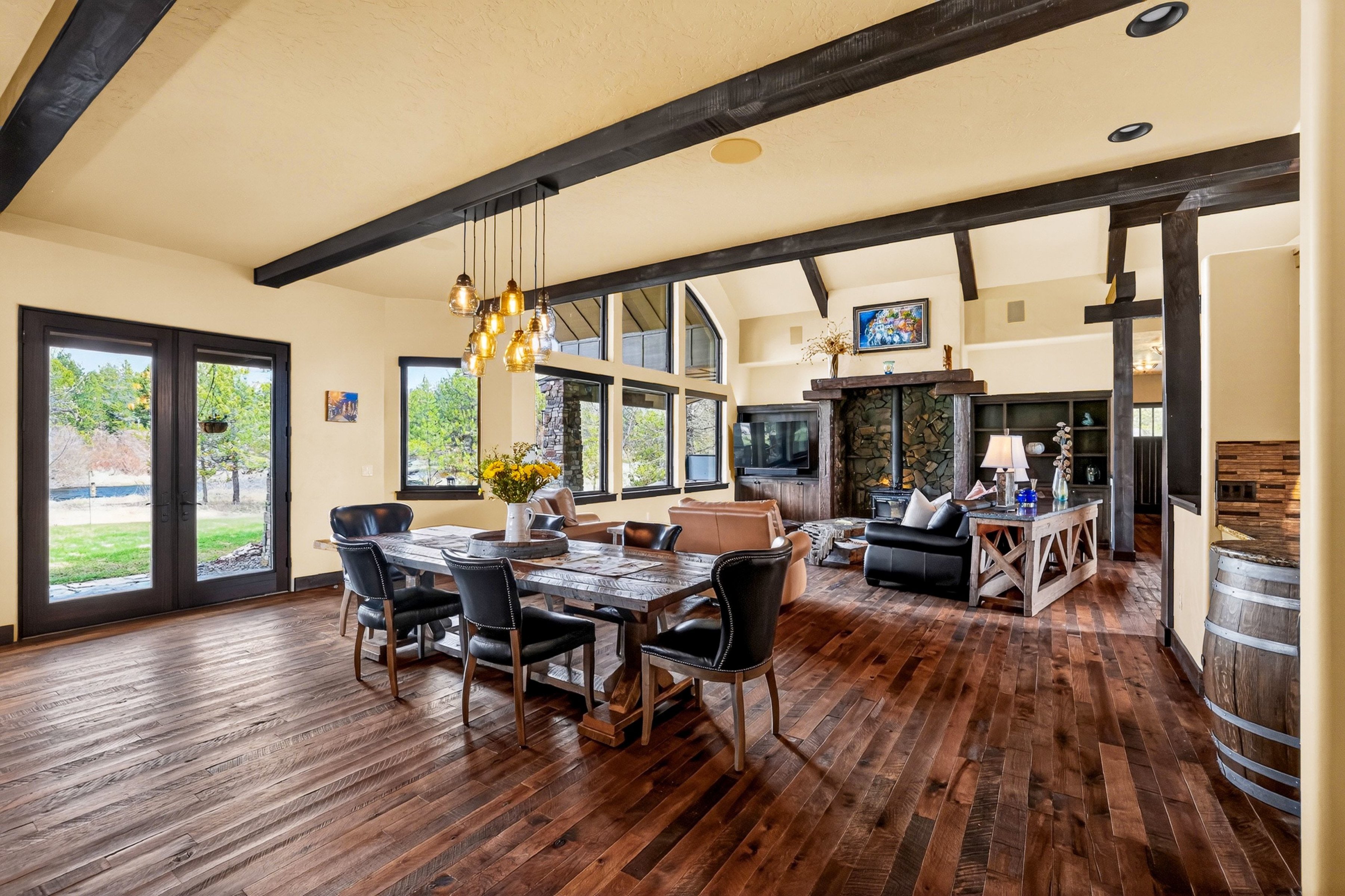  Stunning Home with Payette River Frontage on 2.66 Acres in McCall, Idaho - 物件實景