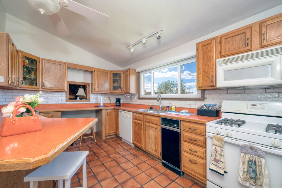 Hull, Massachusetts, 02045, United States, 6 Bedrooms Bedrooms, ,3 BathroomsBathrooms,Residential,For Sale,1978690