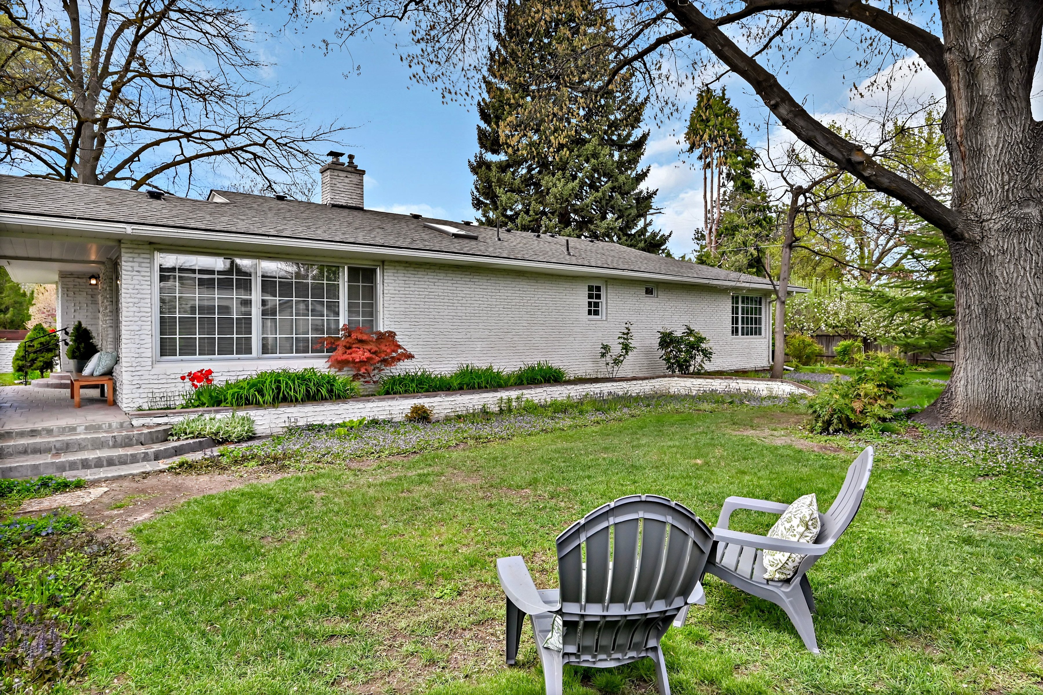  Storybook Single-Level Brick Cottage with Privacy and Expansive Gardens - 物件實景