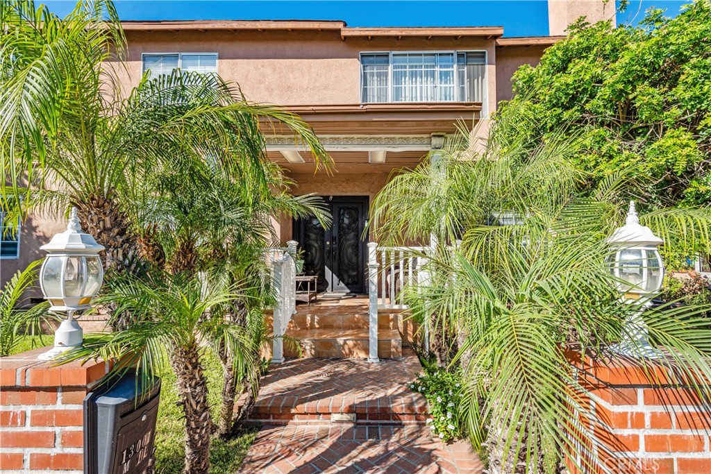 Valley Glen, California, 91401, United States, 4 Bedrooms Bedrooms, ,4 BathroomsBathrooms,Residential,For Sale,1990923