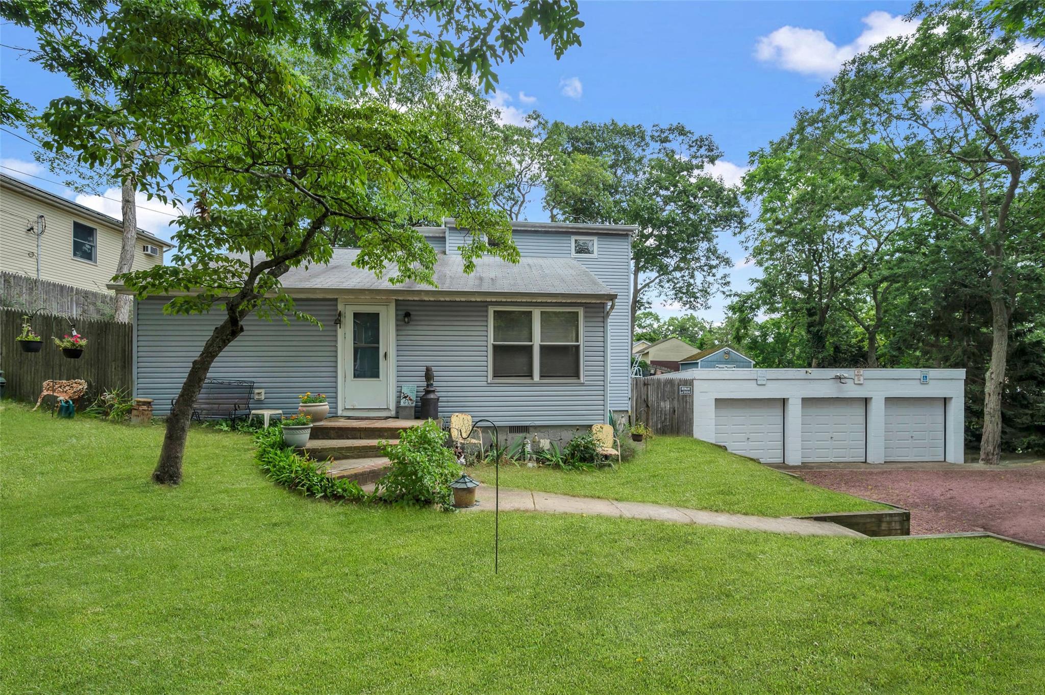 Holtsville, New York, 11742, United States, 3 Bedrooms Bedrooms, ,2 BathroomsBathrooms,Residential,For Sale,1865322