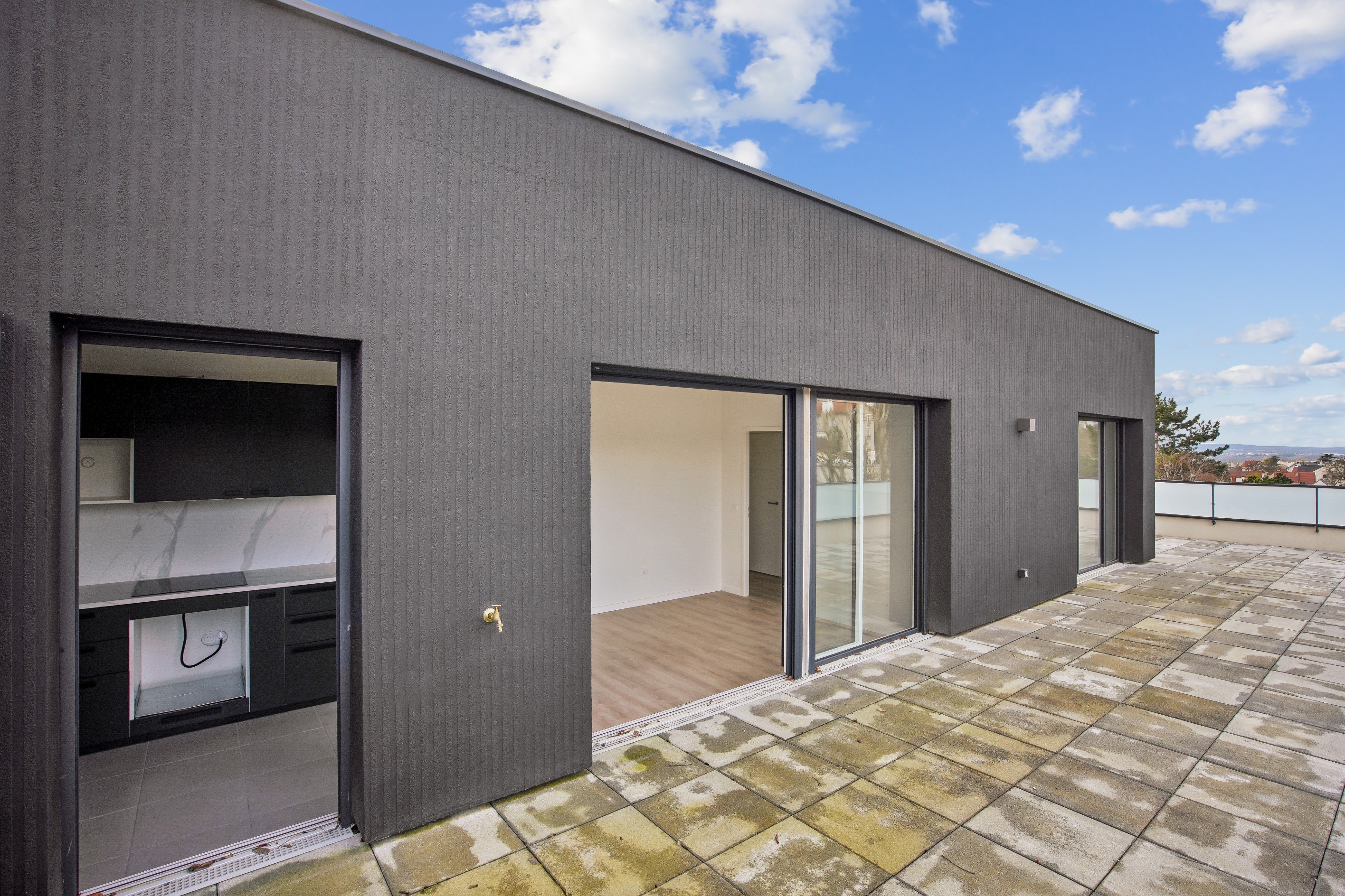  Bright Apartment with Open Views and Spacious Terrace - 物件實景