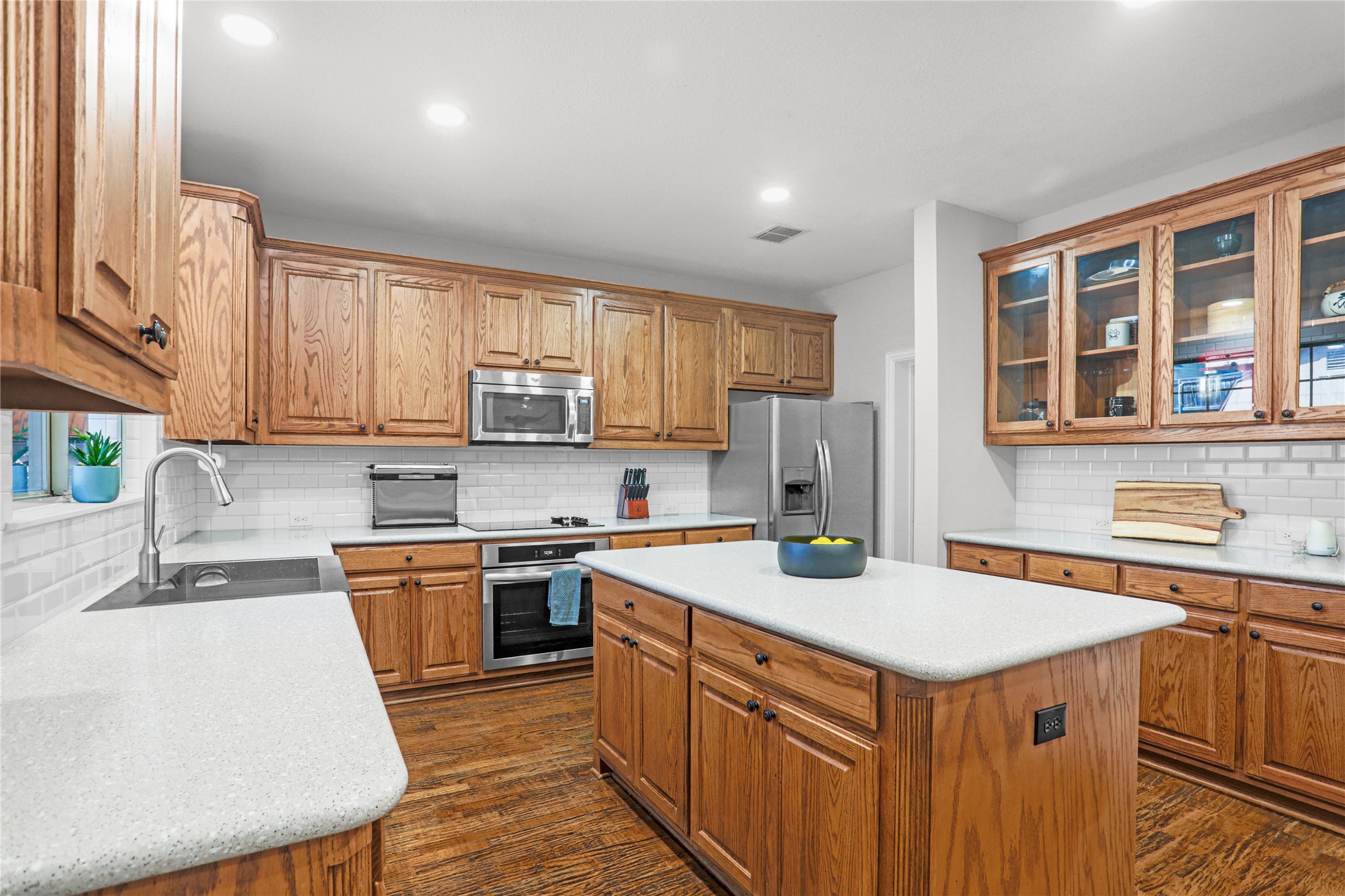 North Richland Hills, Texas, 76180, United States, 5 Bedrooms Bedrooms, ,4 BathroomsBathrooms,Residential,For Sale,1946878
