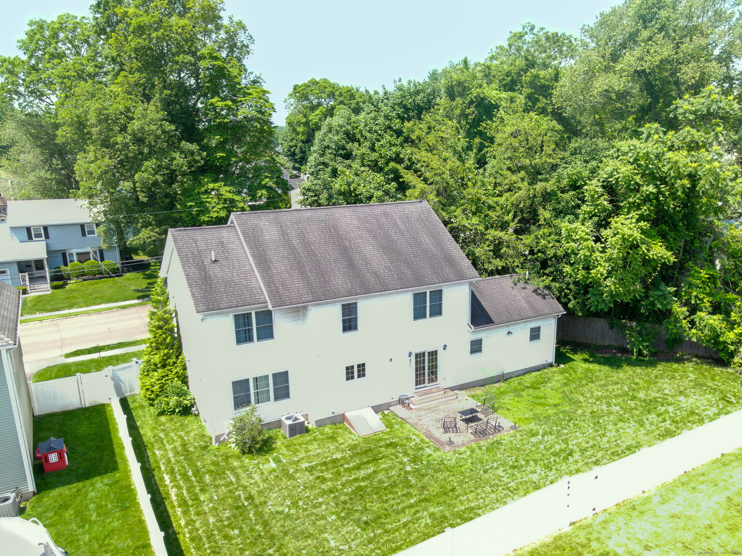 Stratford, Connecticut, 06614, United States, 5 Bedrooms Bedrooms, ,4 BathroomsBathrooms,Residential,For Sale,1896589
