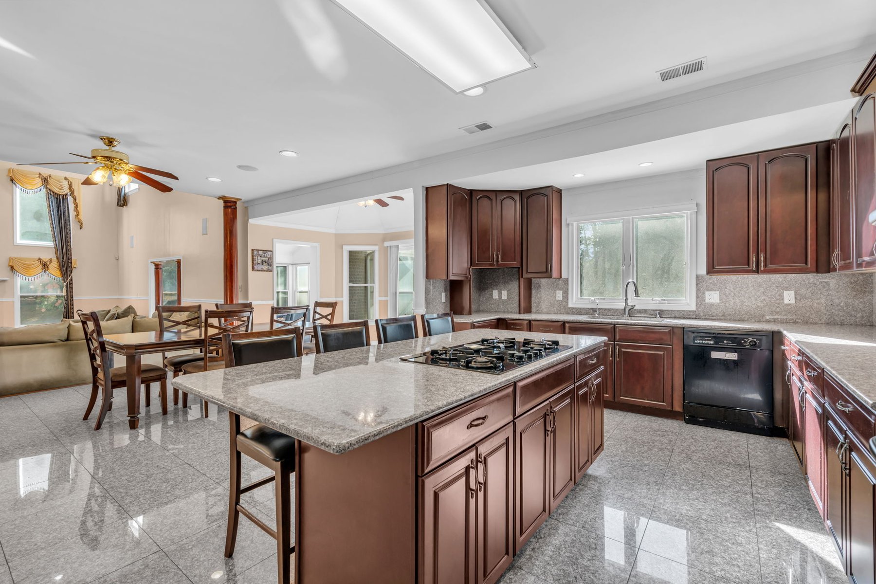  Luxury Multi-Generational Estate - 物件實景