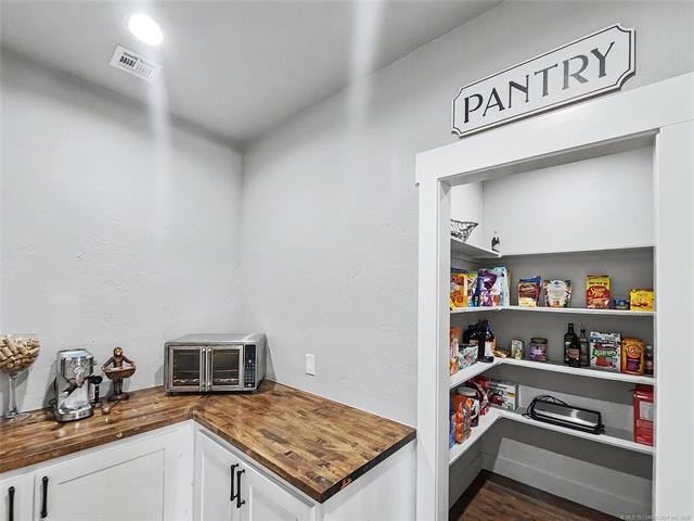 Tahlequah, Oklahoma, 74464, United States, 4 Bedrooms Bedrooms, ,4 BathroomsBathrooms,Residential,For Sale,2040103