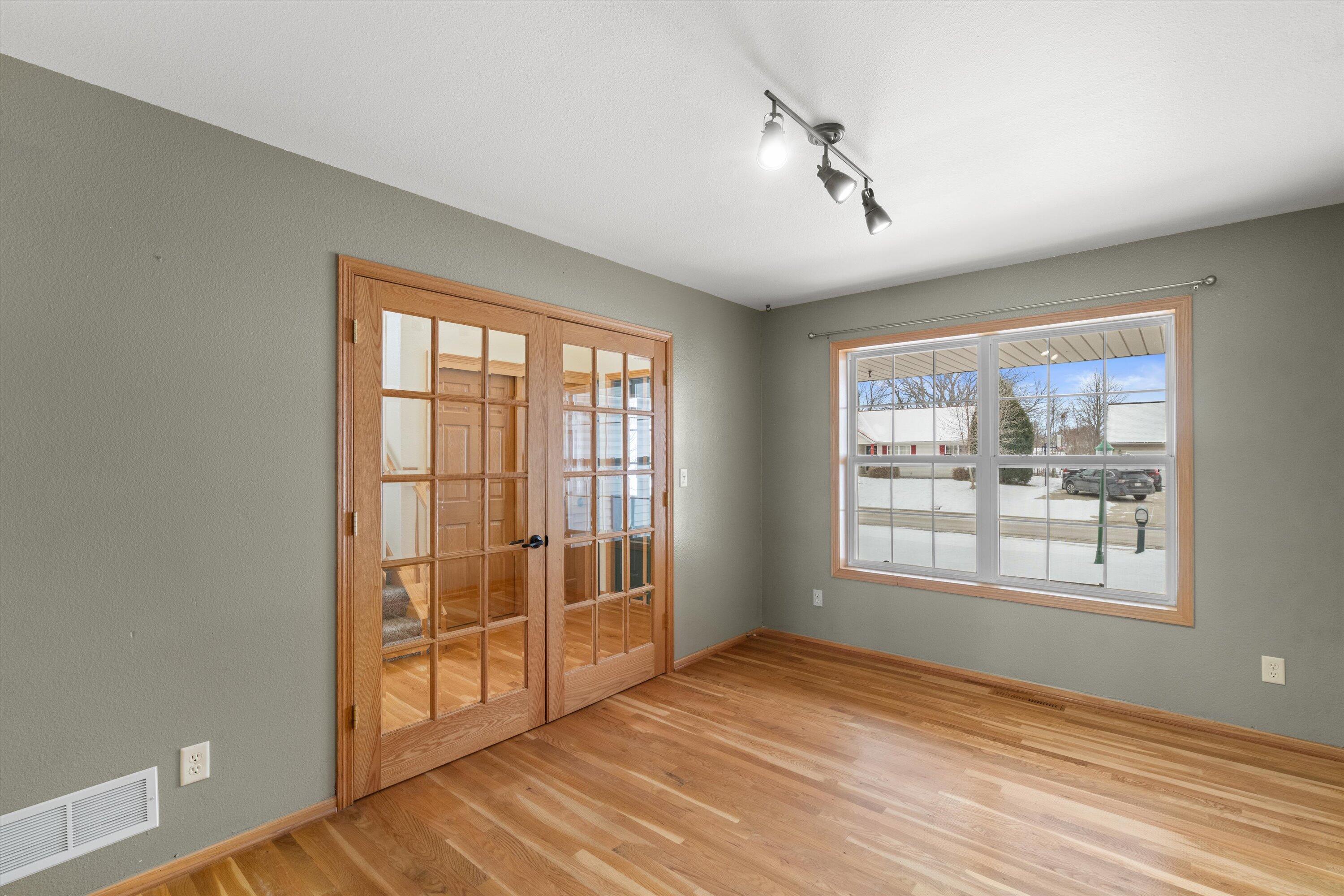 Oak Creek, Wisconsin, 53154, United States, 4 Bedrooms Bedrooms, ,4 BathroomsBathrooms,Residential,For Sale,2007520