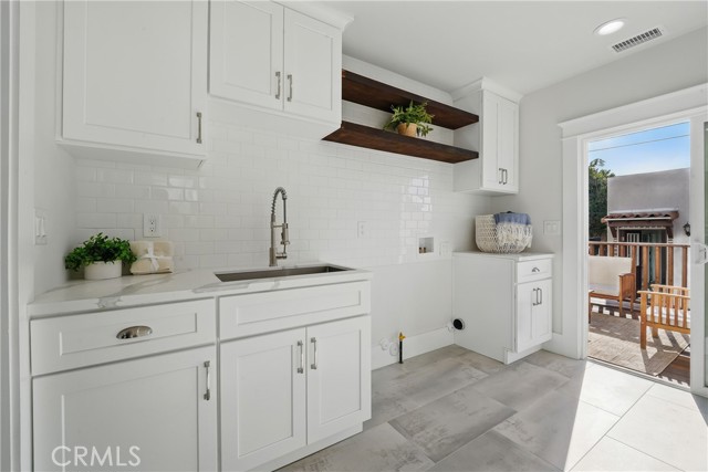 Los Angeles, California, 90018, United States, 5 Bedrooms Bedrooms, ,5 BathroomsBathrooms,Residential,For Sale,1984330