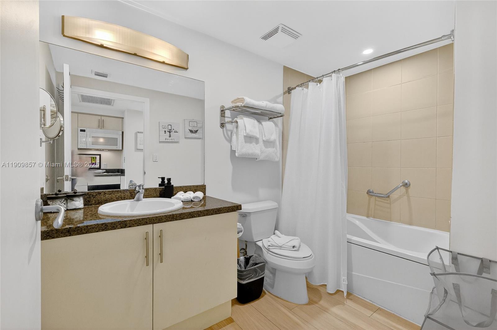 Miami, Florida, 33133, United States, 3 Bedrooms Bedrooms, ,4 BathroomsBathrooms,Residential,For Sale,1989266