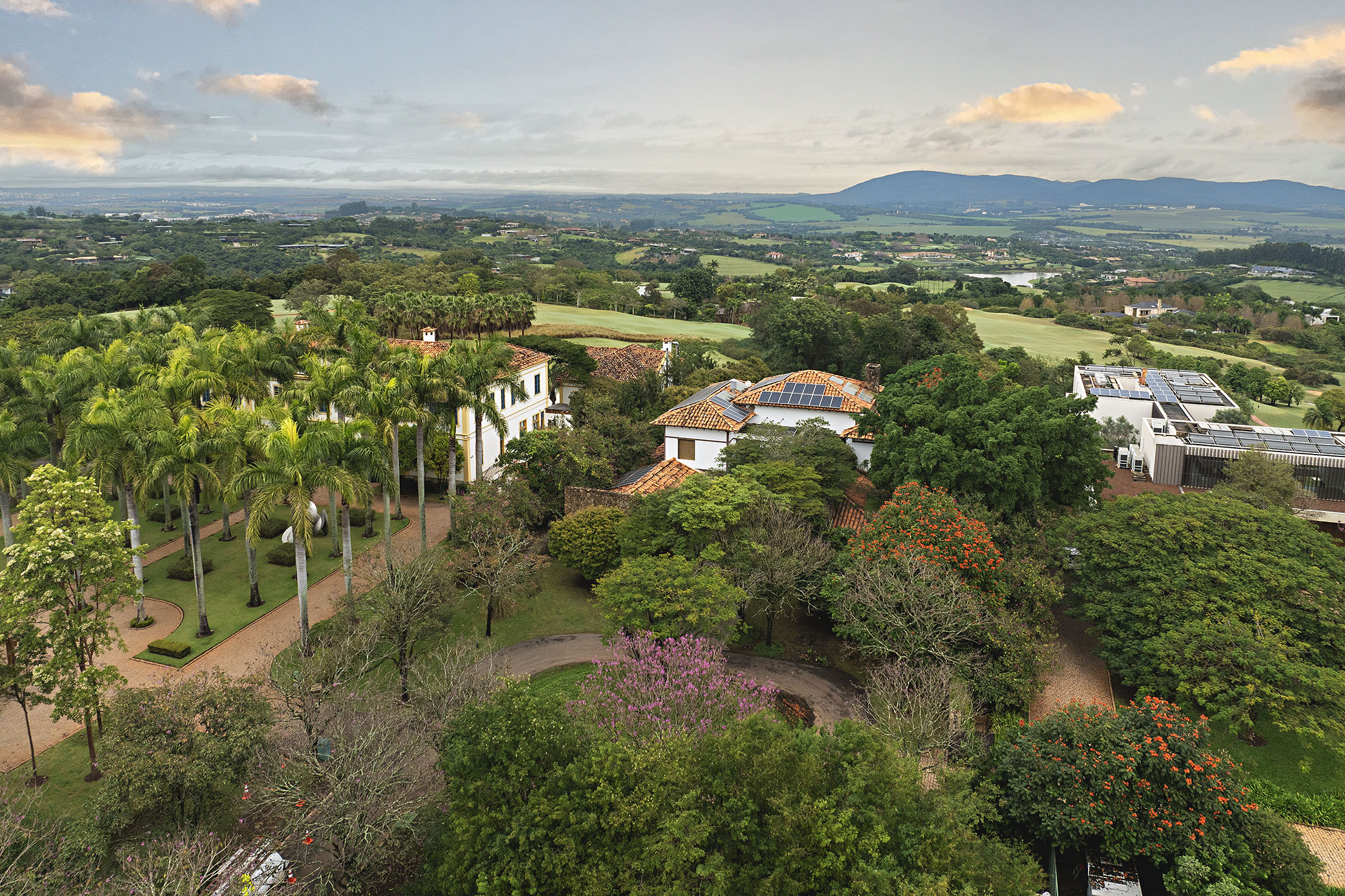  Farmhouse-Style Residence with Permanent Views of the Golf Course - 物件實景