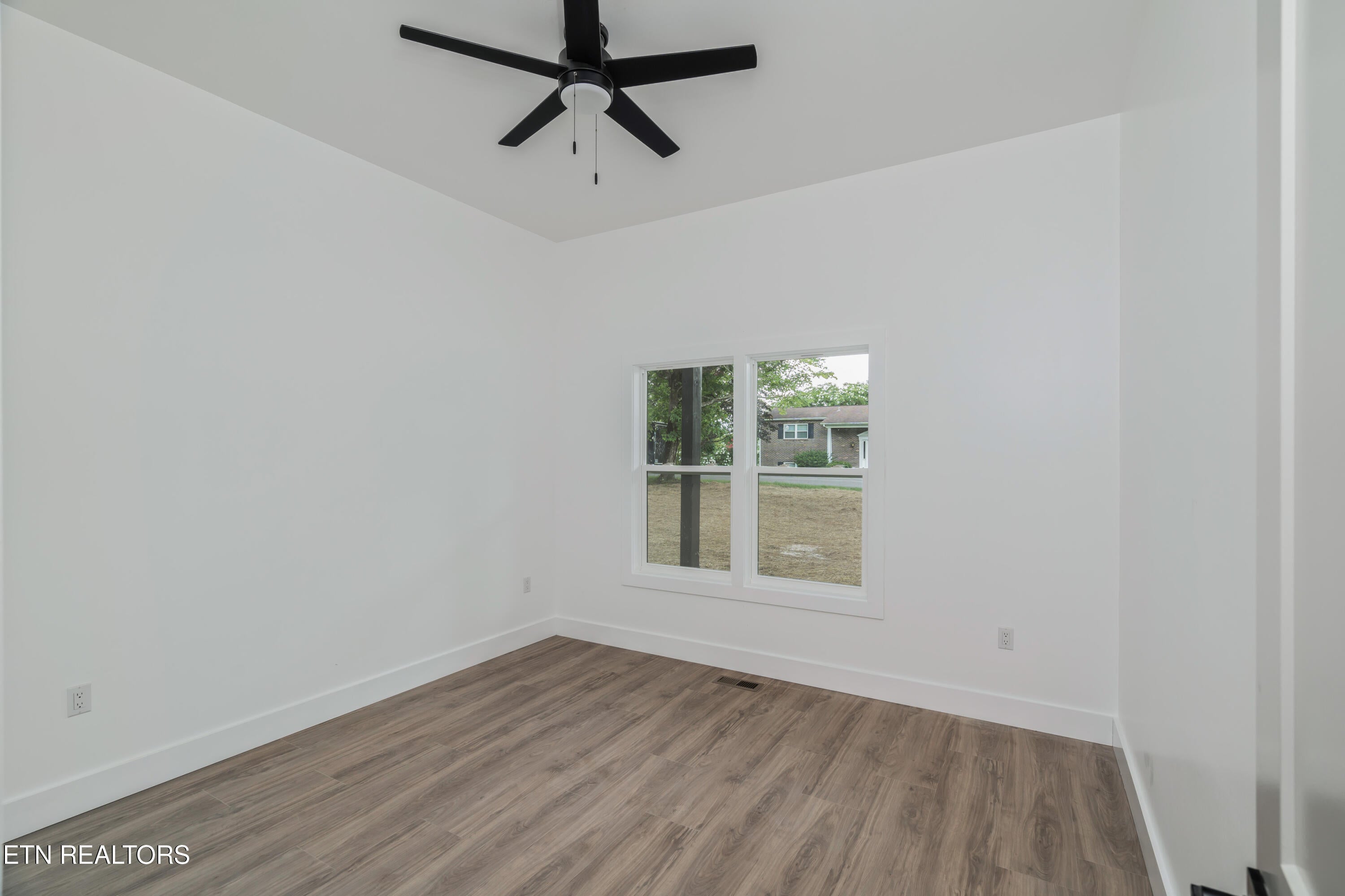 Kingston, Tennessee, 37763, United States, 3 Bedrooms Bedrooms, ,2 BathroomsBathrooms,Residential,For Sale,1907401