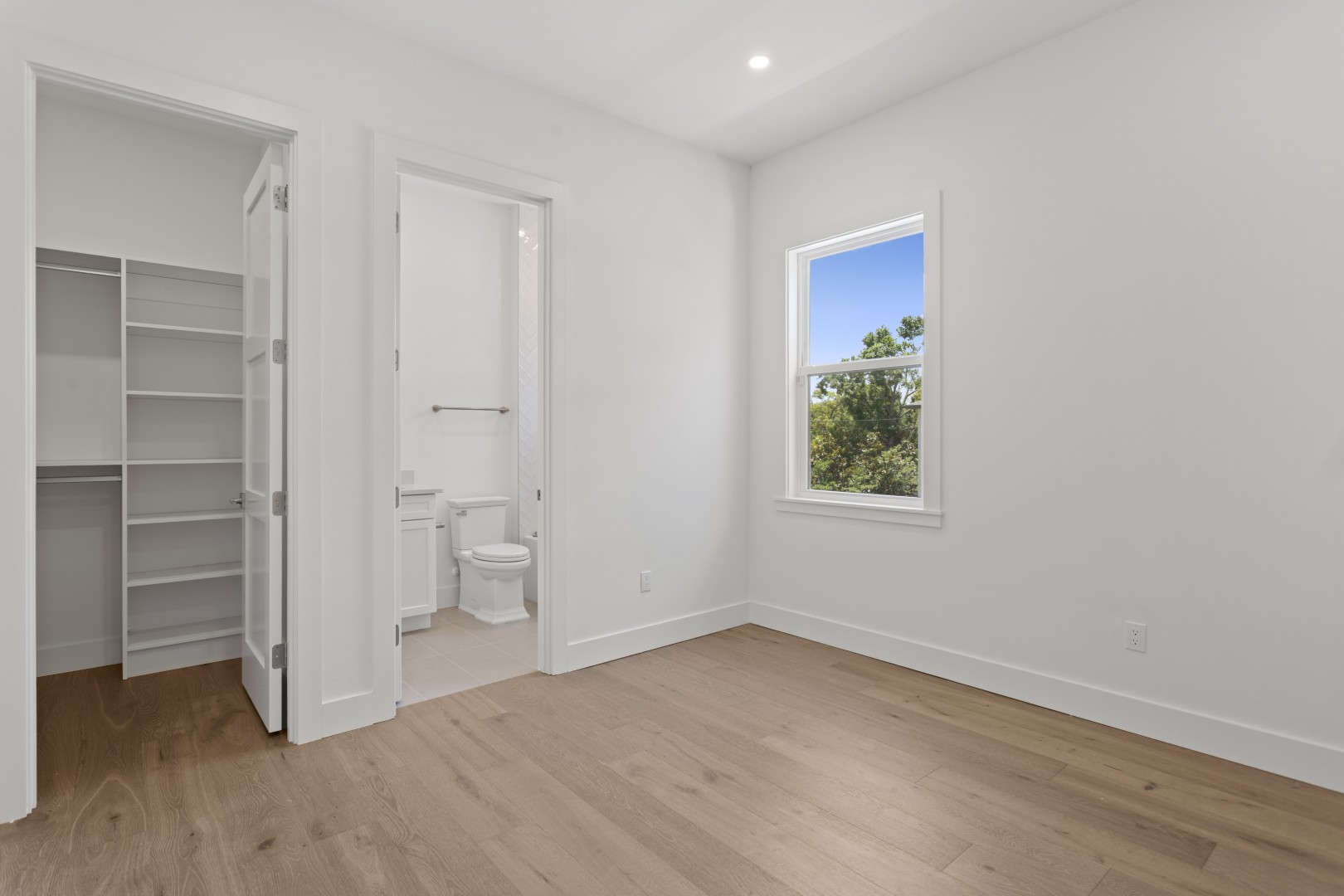 Tampa, Florida, 33611, United States, 6 Bedrooms Bedrooms, ,6 BathroomsBathrooms,Residential,For Sale,1981634