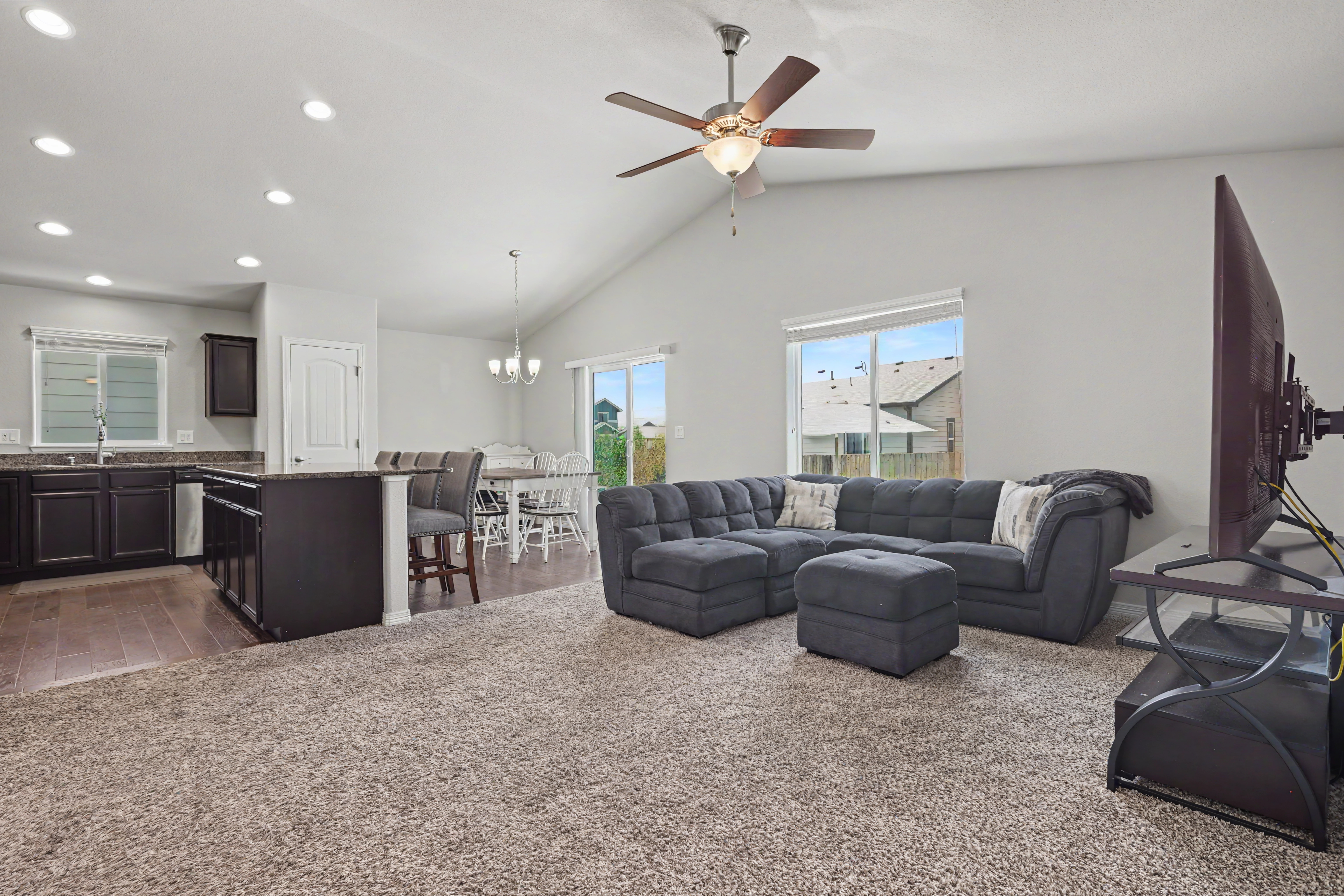  Main Level Living + Spacious Outdoor Space - 物件實景