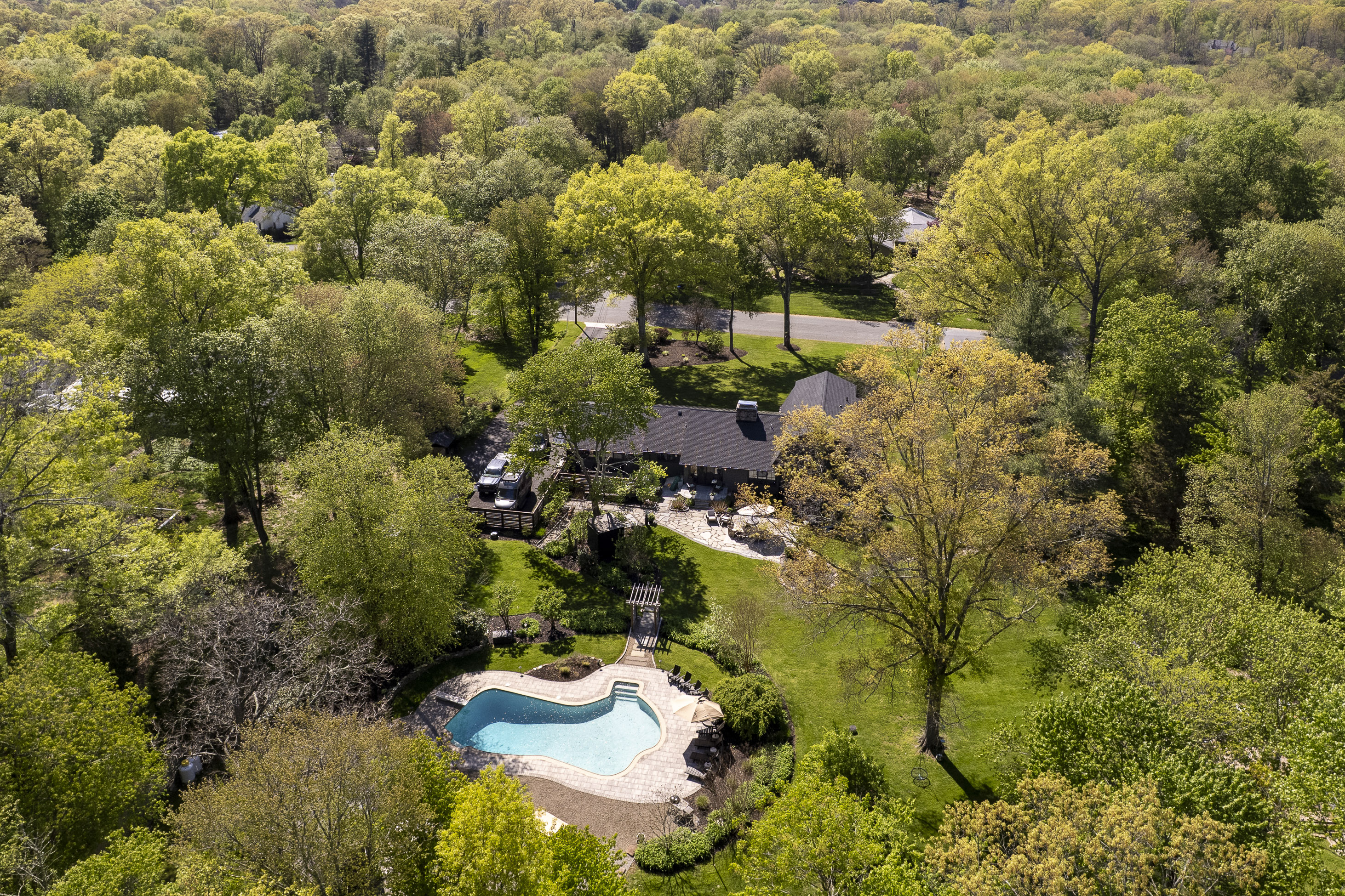  Turnkey Home Featuring Designer Kitchen, New Baths, and Resort-Style Yard - 物件實景