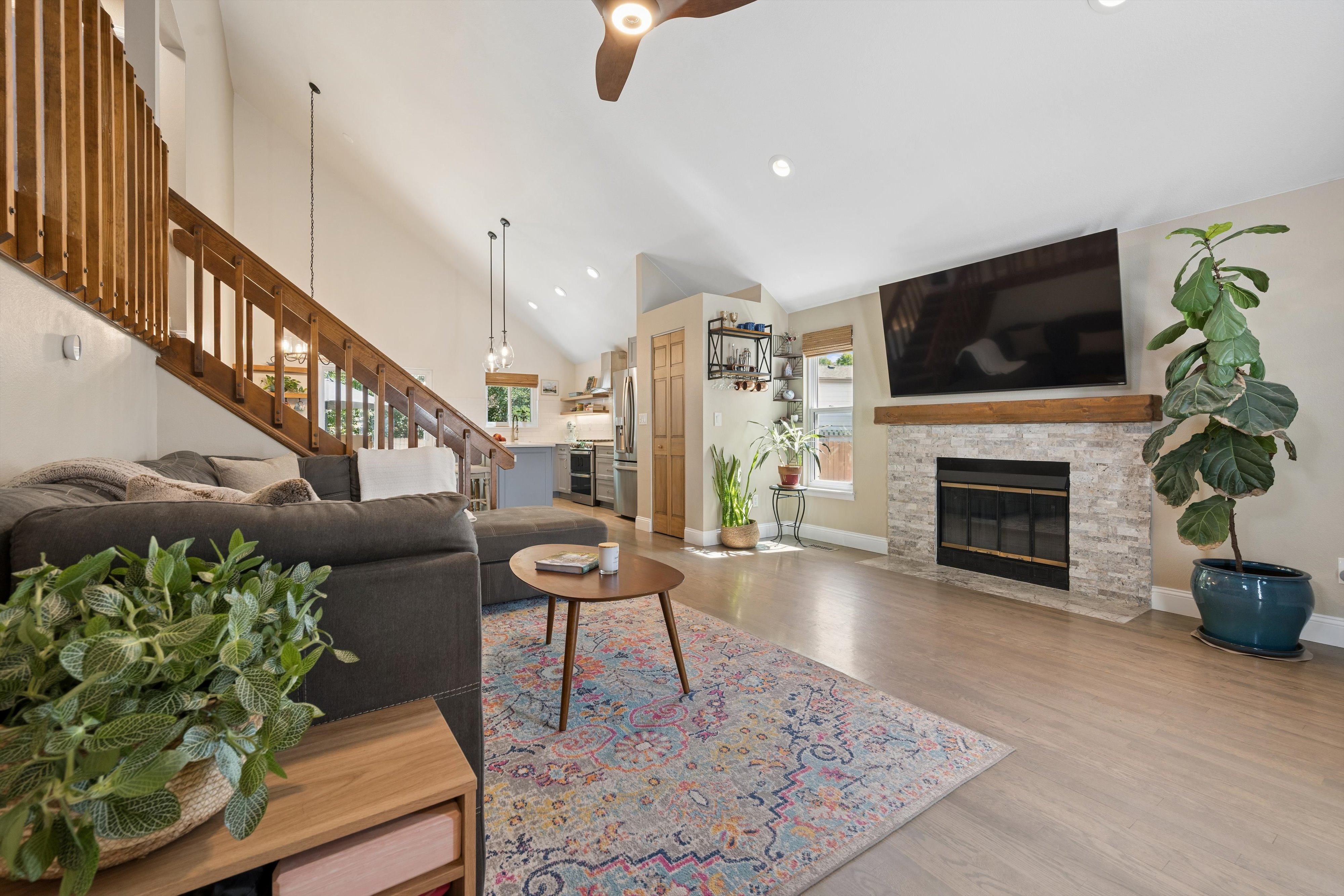  Beautifully updated home-Renovated from top to bottom with exceptional attention - 物件實景
