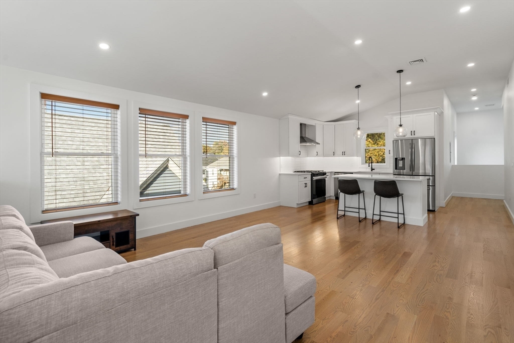 Waltham, Massachusetts, 02451, United States, 3 Bedrooms Bedrooms, ,2 BathroomsBathrooms,Residential,For Sale,1960528