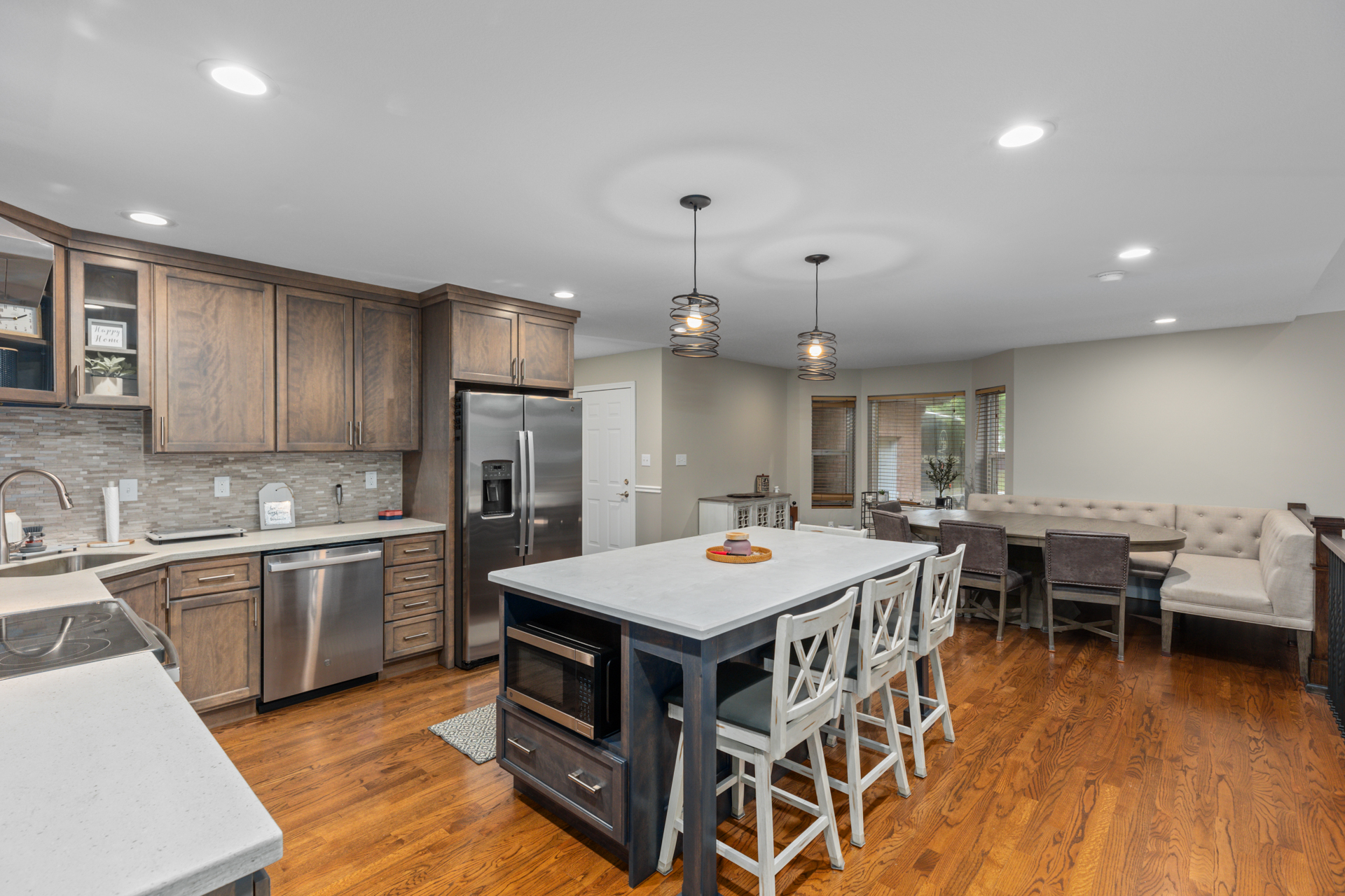 Litchfield, Illinois, 62056, United States, 5 Bedrooms Bedrooms, ,4 BathroomsBathrooms,Residential,For Sale,1979153