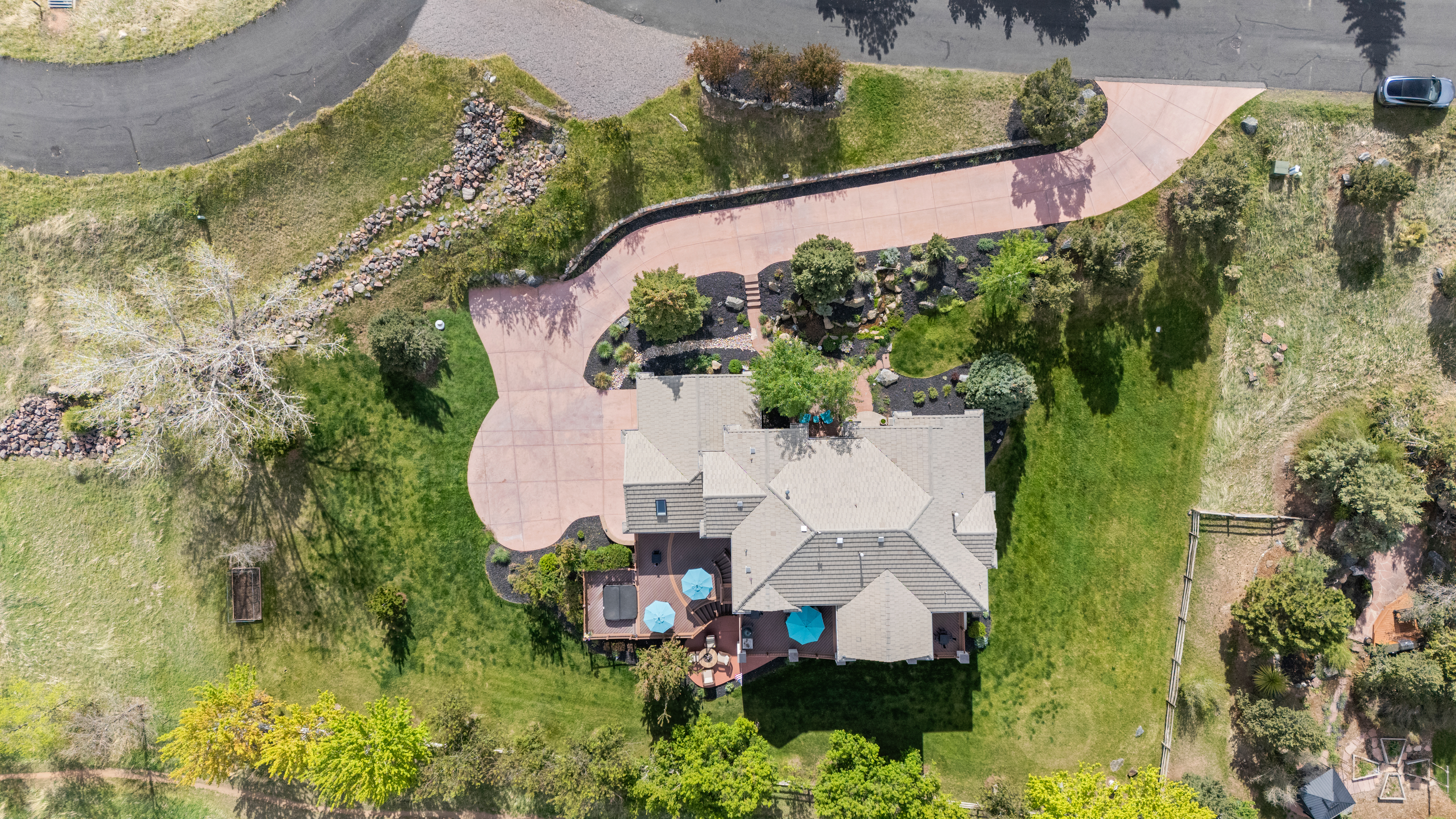  Stunning two-story walkout on a rare usable ¾-acre lot - 物件實景