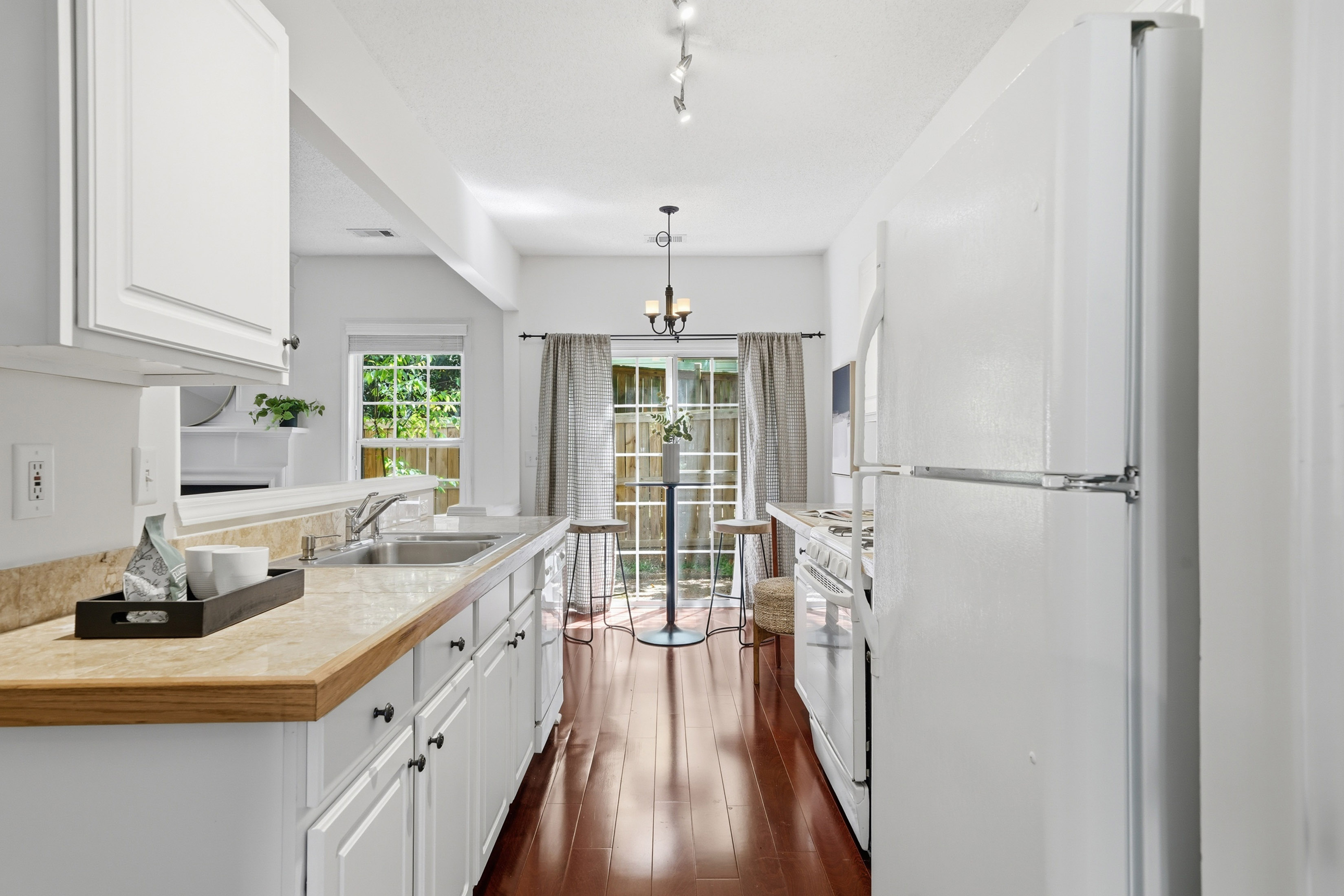  Beautifully Maintained Townhome in Sought-After Creekside at Mansell - 物件實景