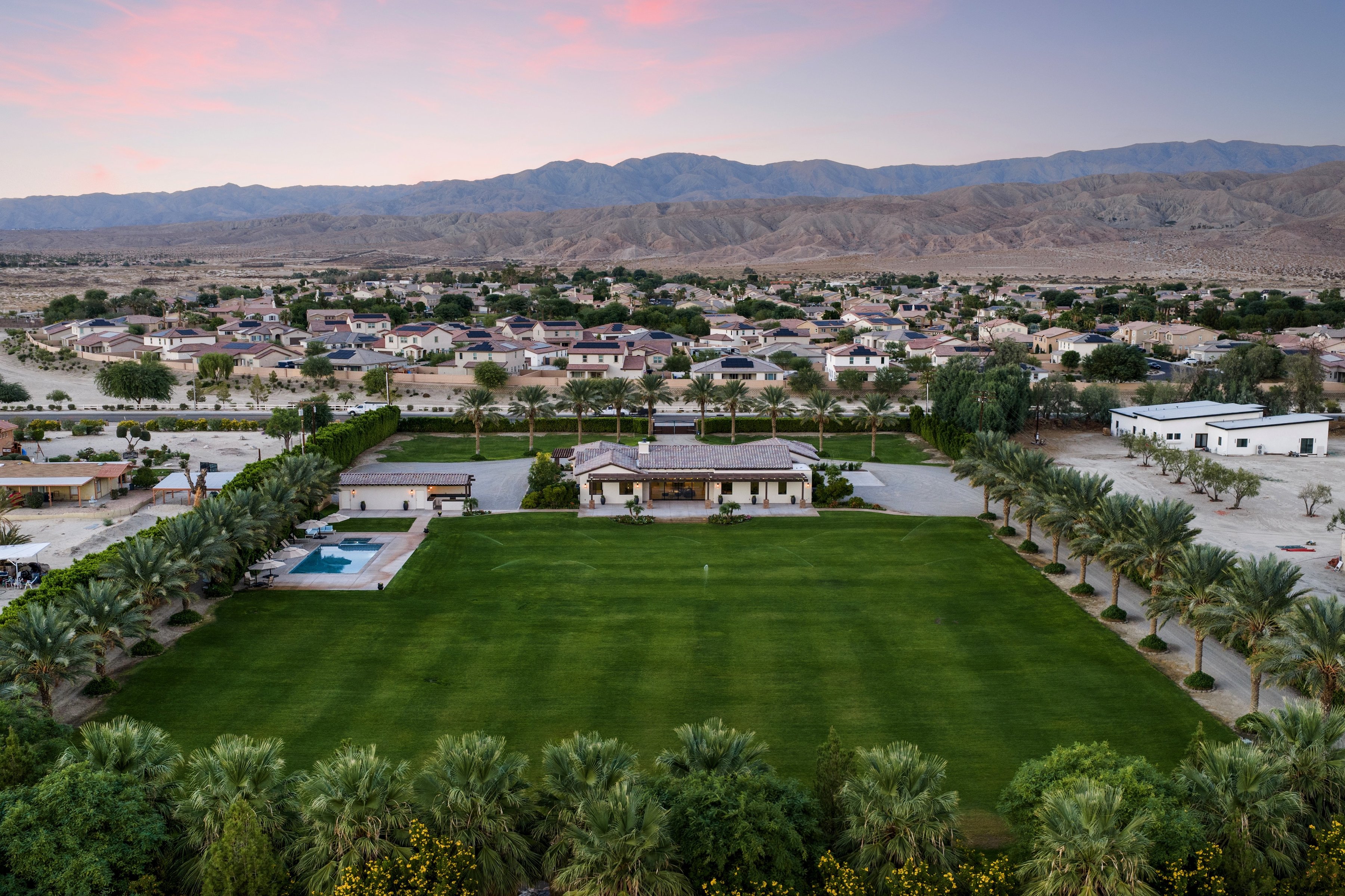 A Desert Retreat Designed to Earn and Entertain - 物件實景
