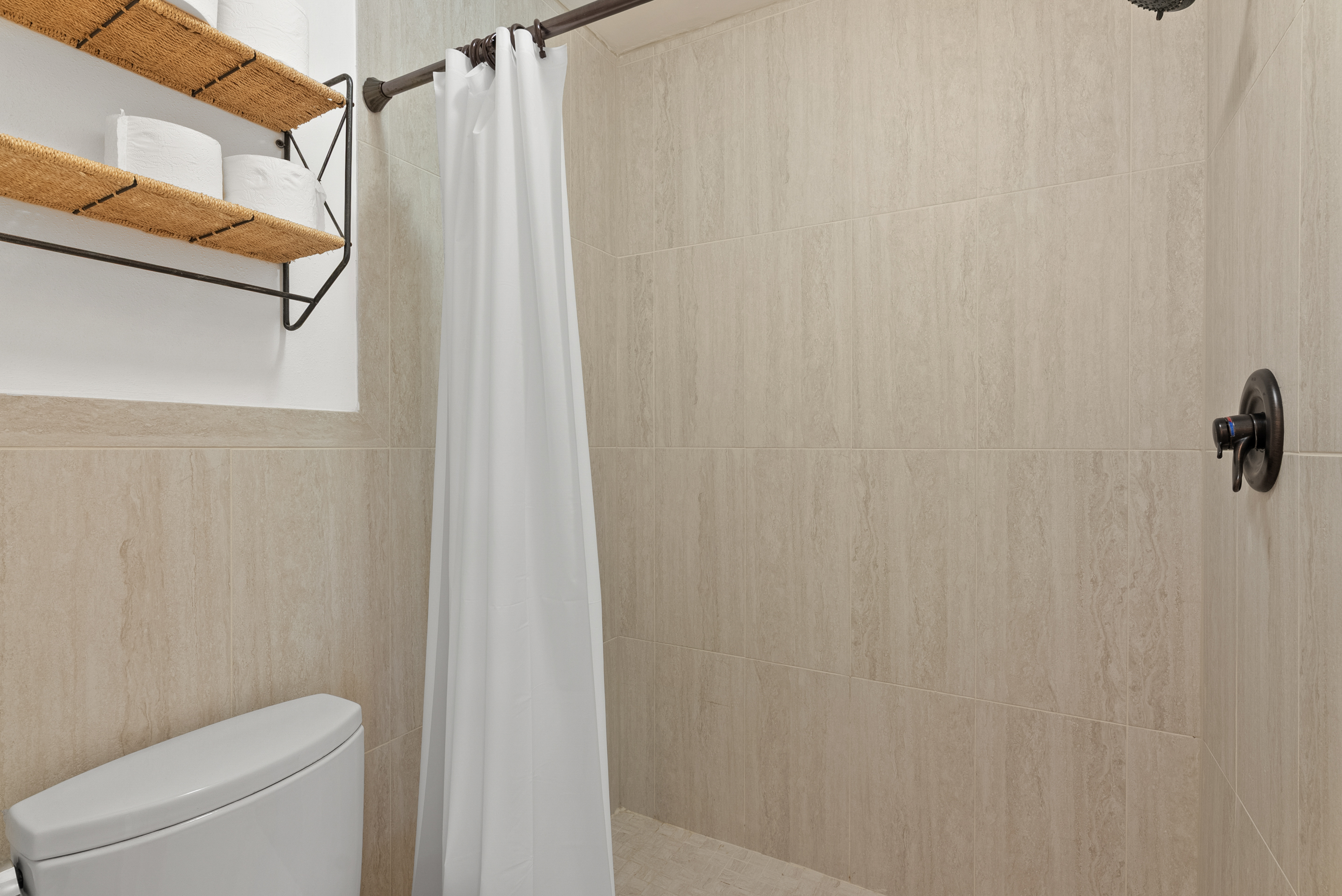  Thoughtfully Updated. Wonderfully Private. Move-In Ready - 物件實景