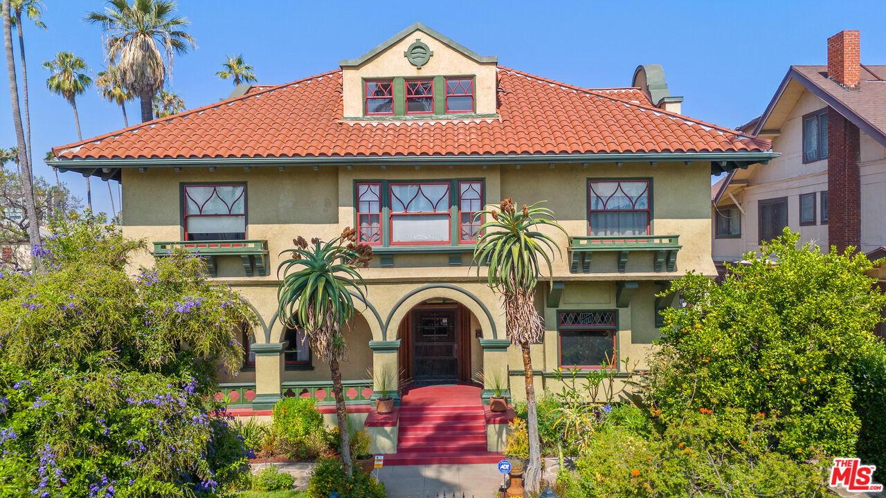 Los Angeles, California, 90006, United States, 6 Bedrooms Bedrooms, ,5 BathroomsBathrooms,Residential,For Sale,1883118