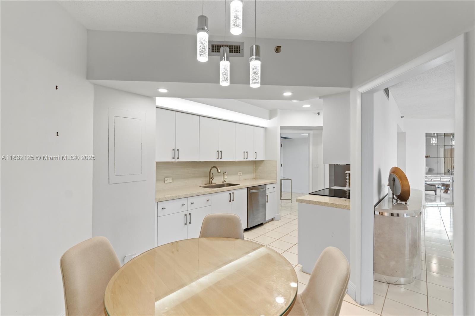 Aventura, Florida, 33180, United States, 2 Bedrooms Bedrooms, ,3 BathroomsBathrooms,Residential,For Sale,1885240