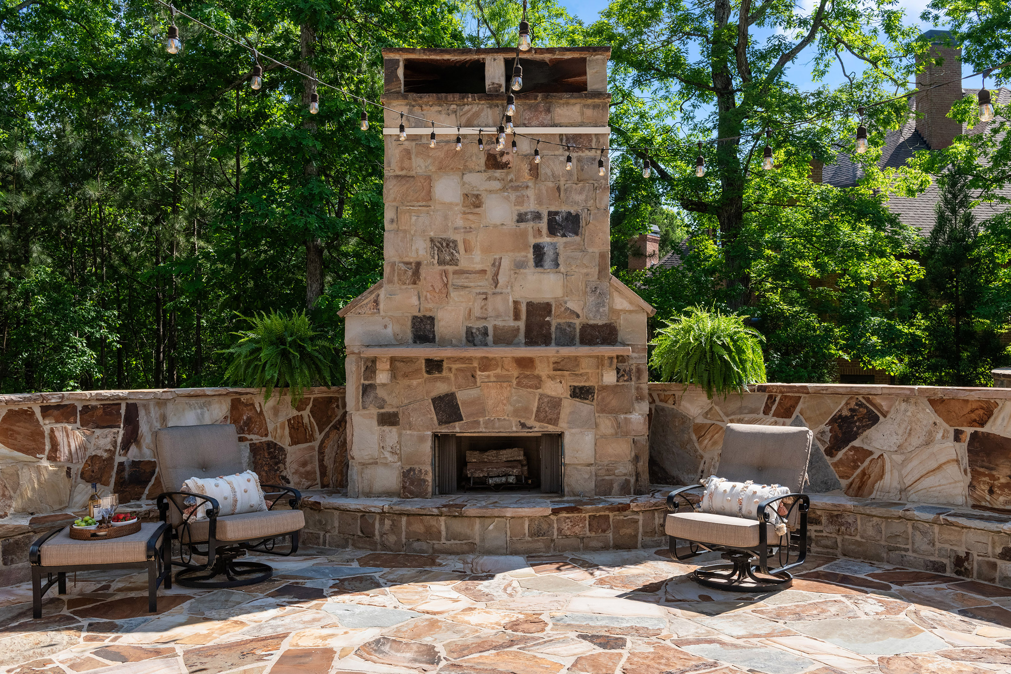  Experience Refined Estate Living in this Exceptional All-Brick and Stone Ranch - 物件實景