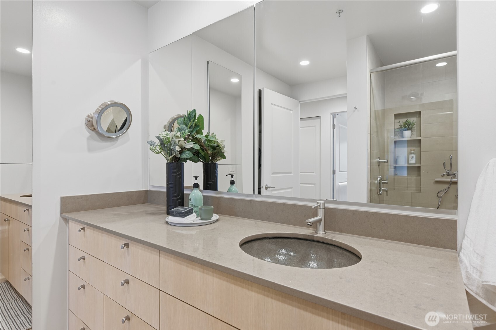 Seattle, Washington, 98121, United States, 1 Bedroom Bedrooms, ,Residential,For Sale,1992082