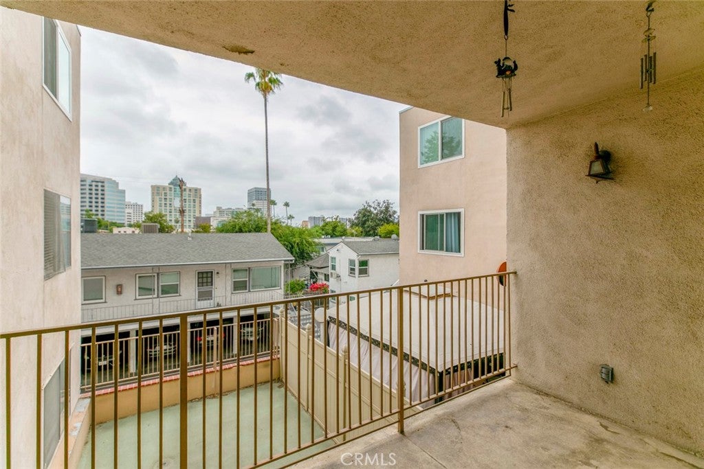 Glendale, California, 91202, United States, 2 Bedrooms Bedrooms, ,1 BathroomBathrooms,Residential,For Sale,1988969
