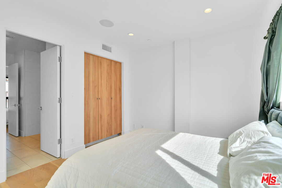 Los Angeles, California, 90046, United States, 3 Bedrooms Bedrooms, ,3 BathroomsBathrooms,Residential,For Sale,1827071