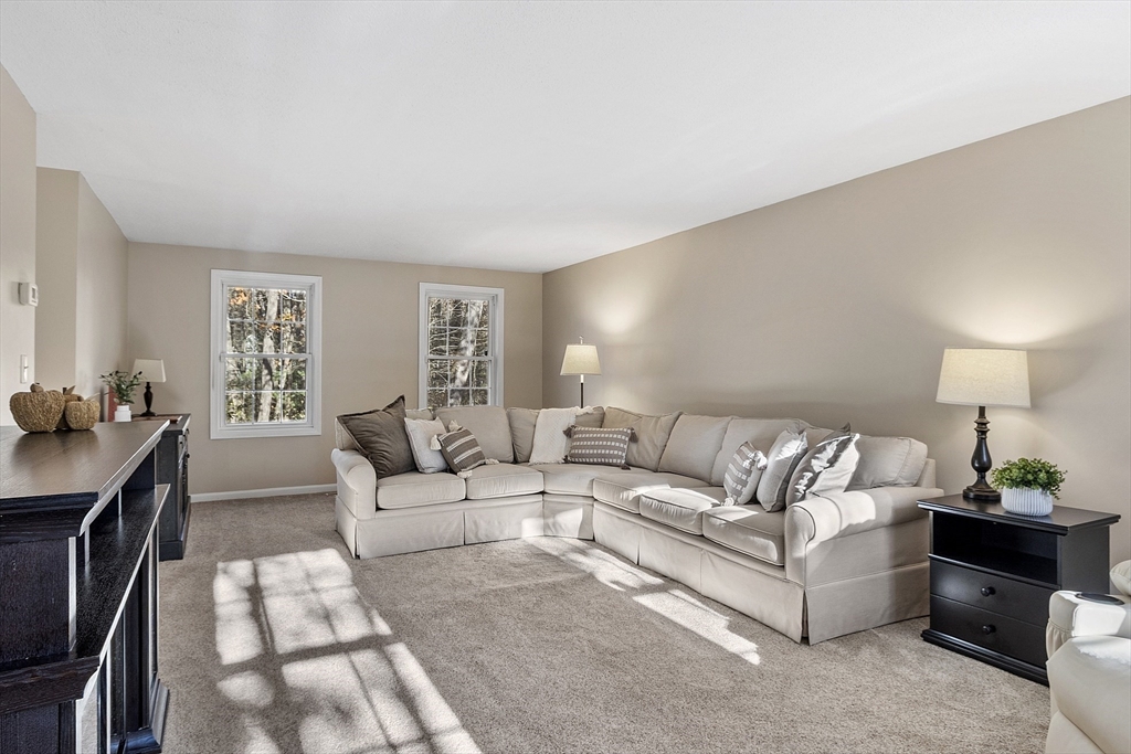 Dracut, Massachusetts, 01826, United States, 3 Bedrooms Bedrooms, ,2 BathroomsBathrooms,Residential,For Sale,1988134