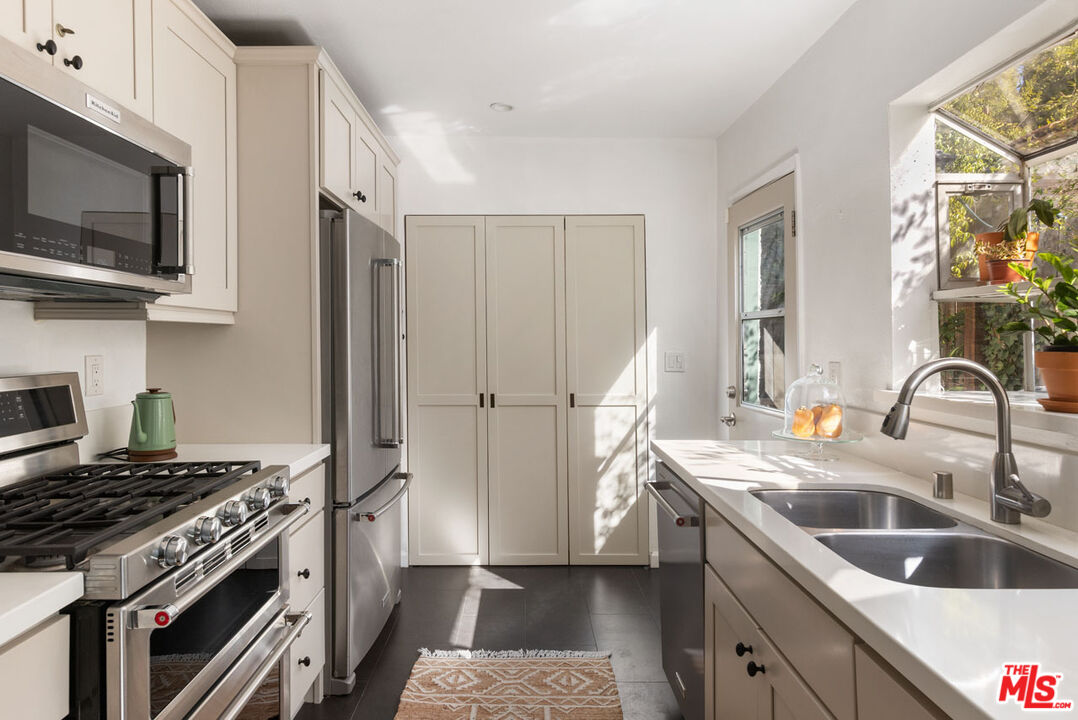 Los Angeles, California, 90026, United States, 3 Bedrooms Bedrooms, ,3 BathroomsBathrooms,Residential,For Sale,2003462