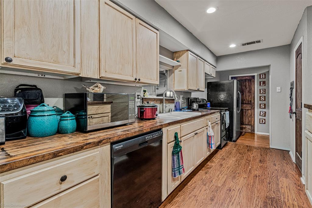 Terrell, Texas, 75161, United States, 3 Bedrooms Bedrooms, ,2 BathroomsBathrooms,Residential,For Sale,1933650
