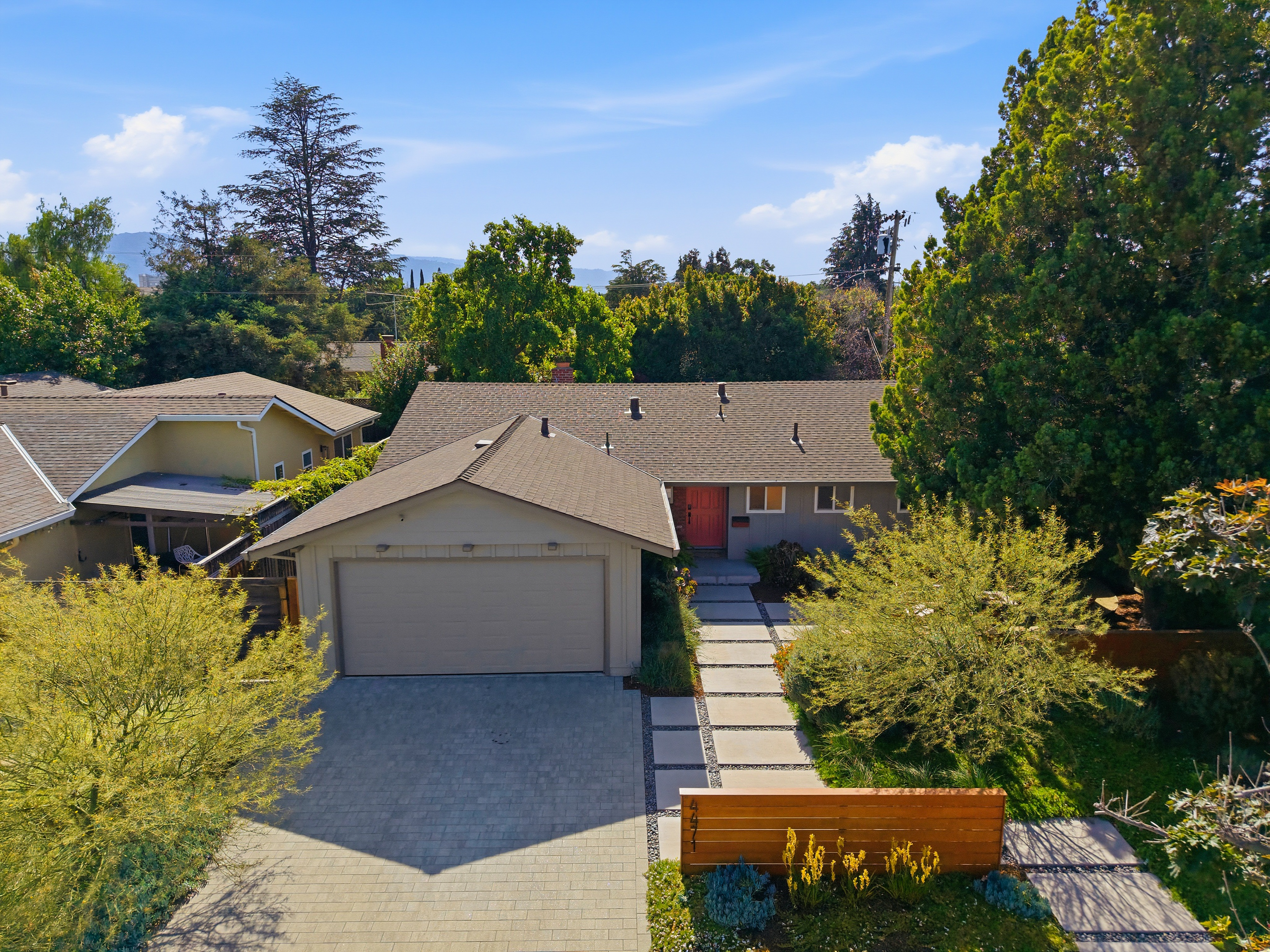  Private, Stylishly Updated Home in Prime Cambrian Location - 物件實景