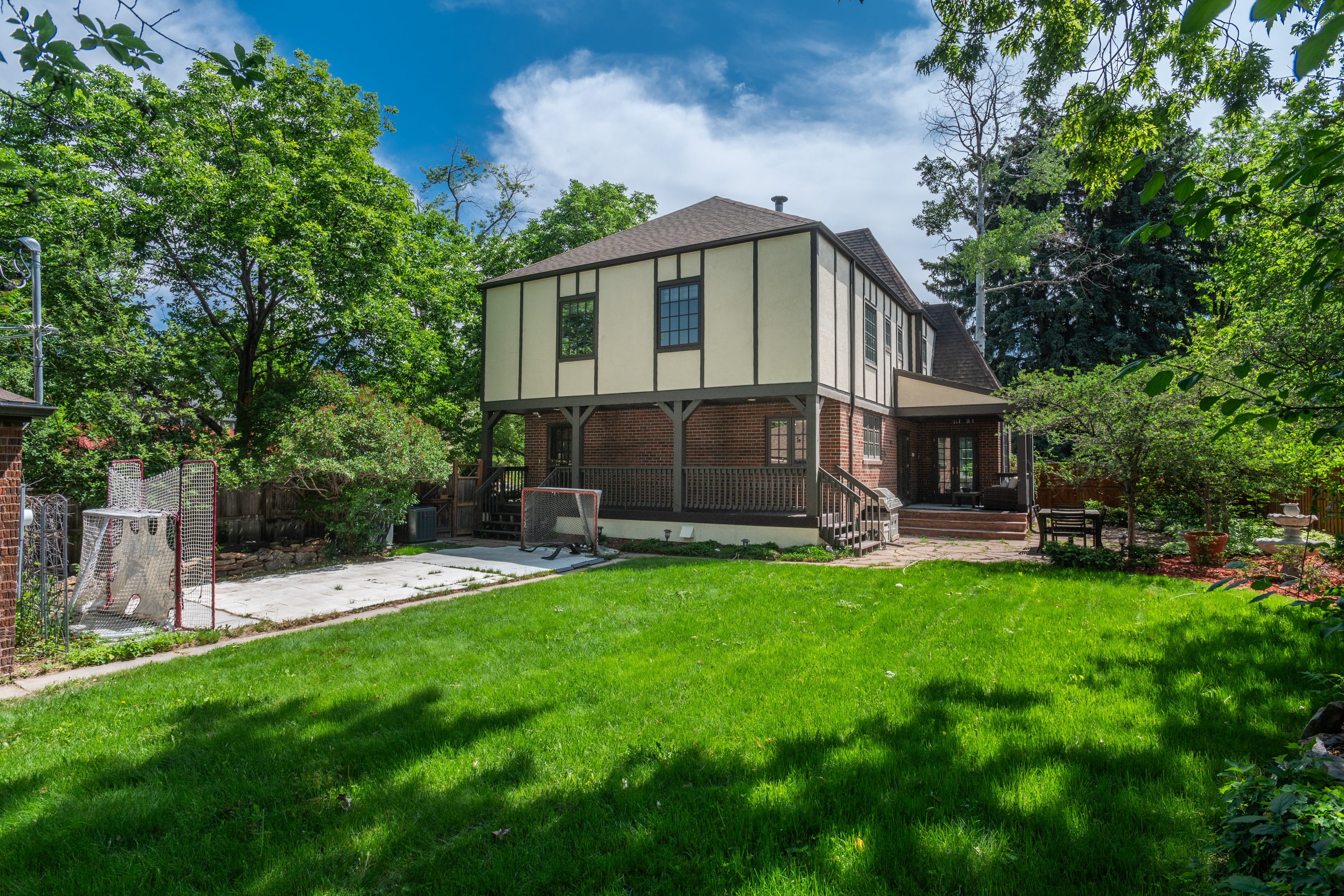  Recently renovated Hilltop Tudor is a must see - 物件實景