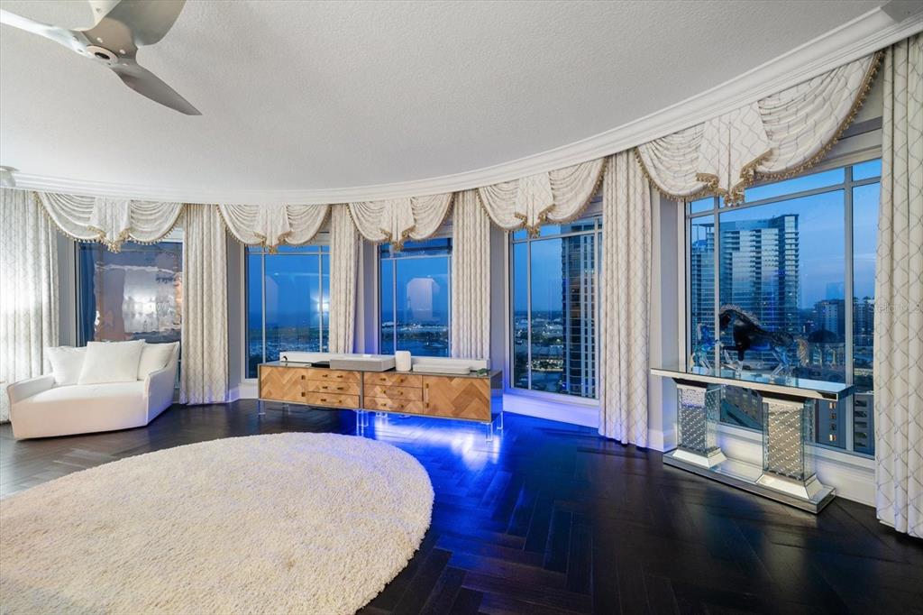 100 Beach Drive NE Unit 1900, St Petersburg, Florida, 33701, United States, 4 Bedrooms Bedrooms, ,6 BathroomsBathrooms,Residential,For Sale,100 Beach Drive NE Unit 1900,1618672