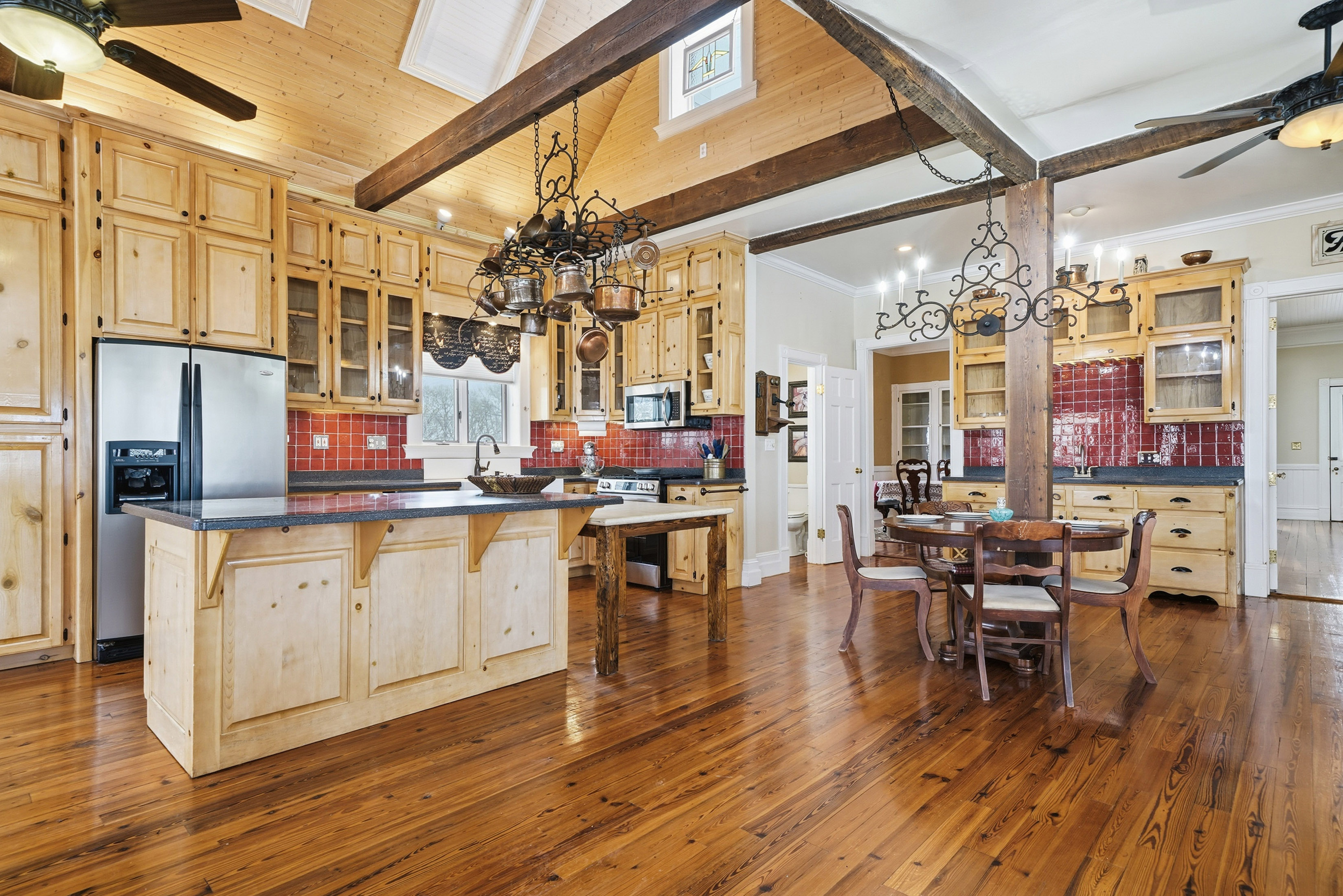  Beautifully Updated Farmhouse, Perfectly Situated on Five Acres - 物件實景