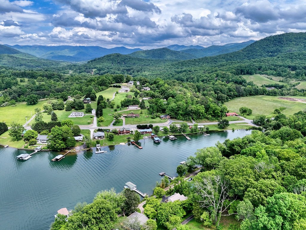 Hayesville, North Carolina, 28904, United States, 3 Bedrooms Bedrooms, ,3 BathroomsBathrooms,Residential,For Sale,1862322