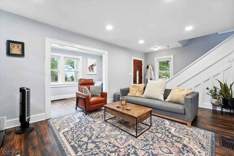 Livingston Twp., New Jersey, 07039, United States, 3 Bedrooms Bedrooms, ,2 BathroomsBathrooms,Residential,For Sale,1940708