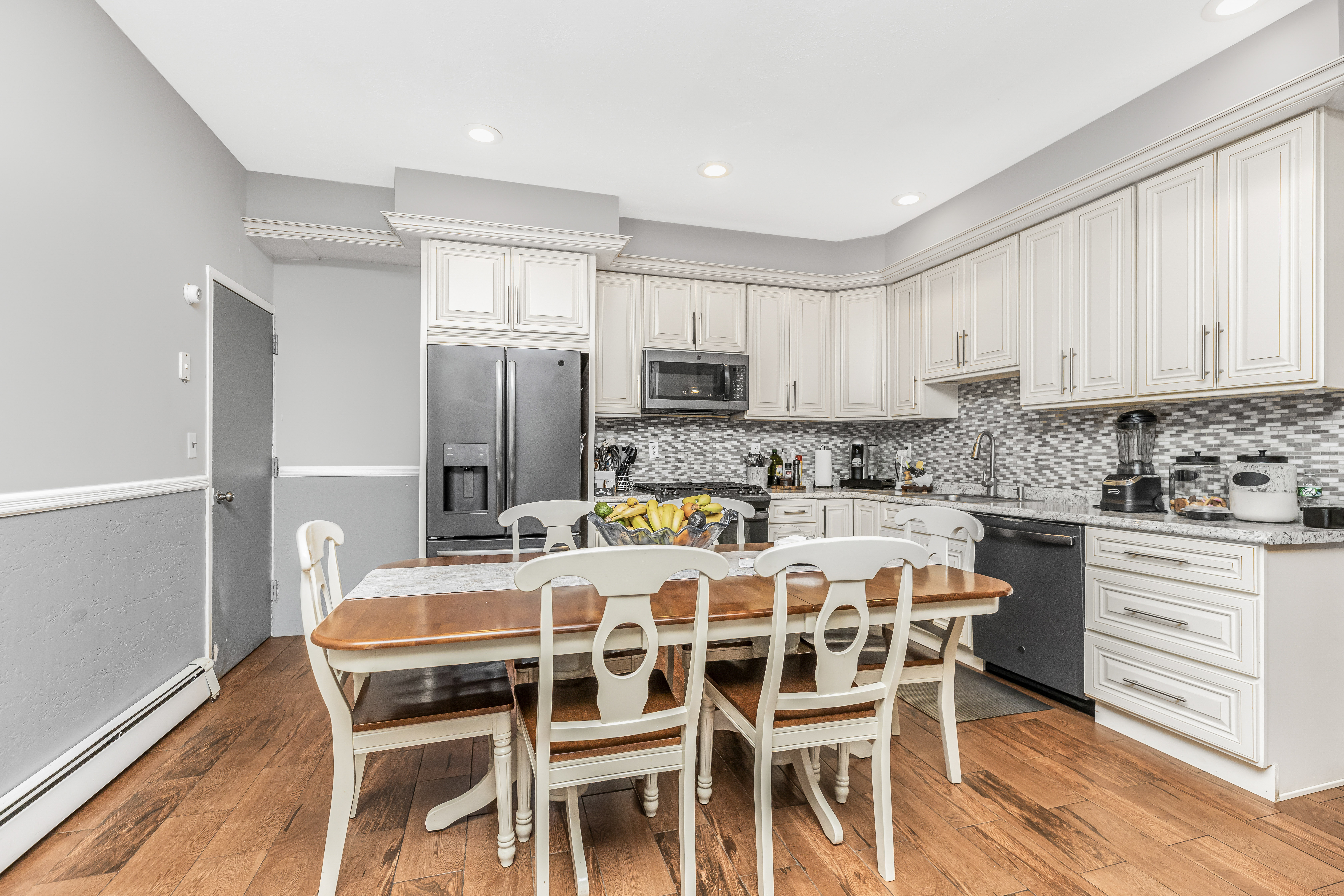 Yonkers, New York, 10703, United States, 4 Bedrooms Bedrooms, ,2 BathroomsBathrooms,Residential,For Sale,1825129
