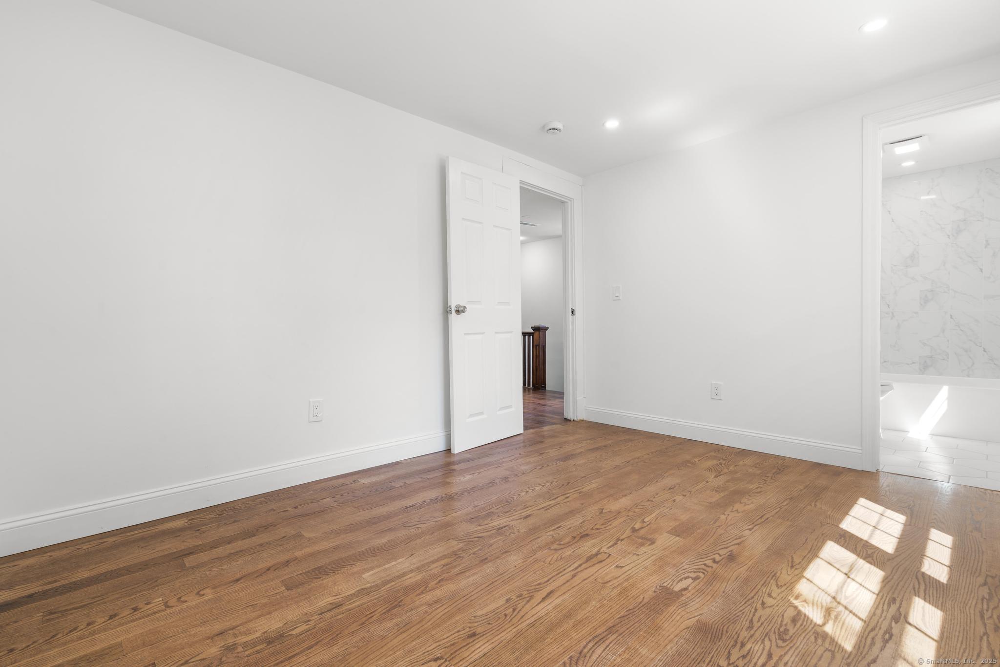 Milford, Connecticut, 06460, United States, 3 Bedrooms Bedrooms, ,3 BathroomsBathrooms,Residential,For Sale,1924915