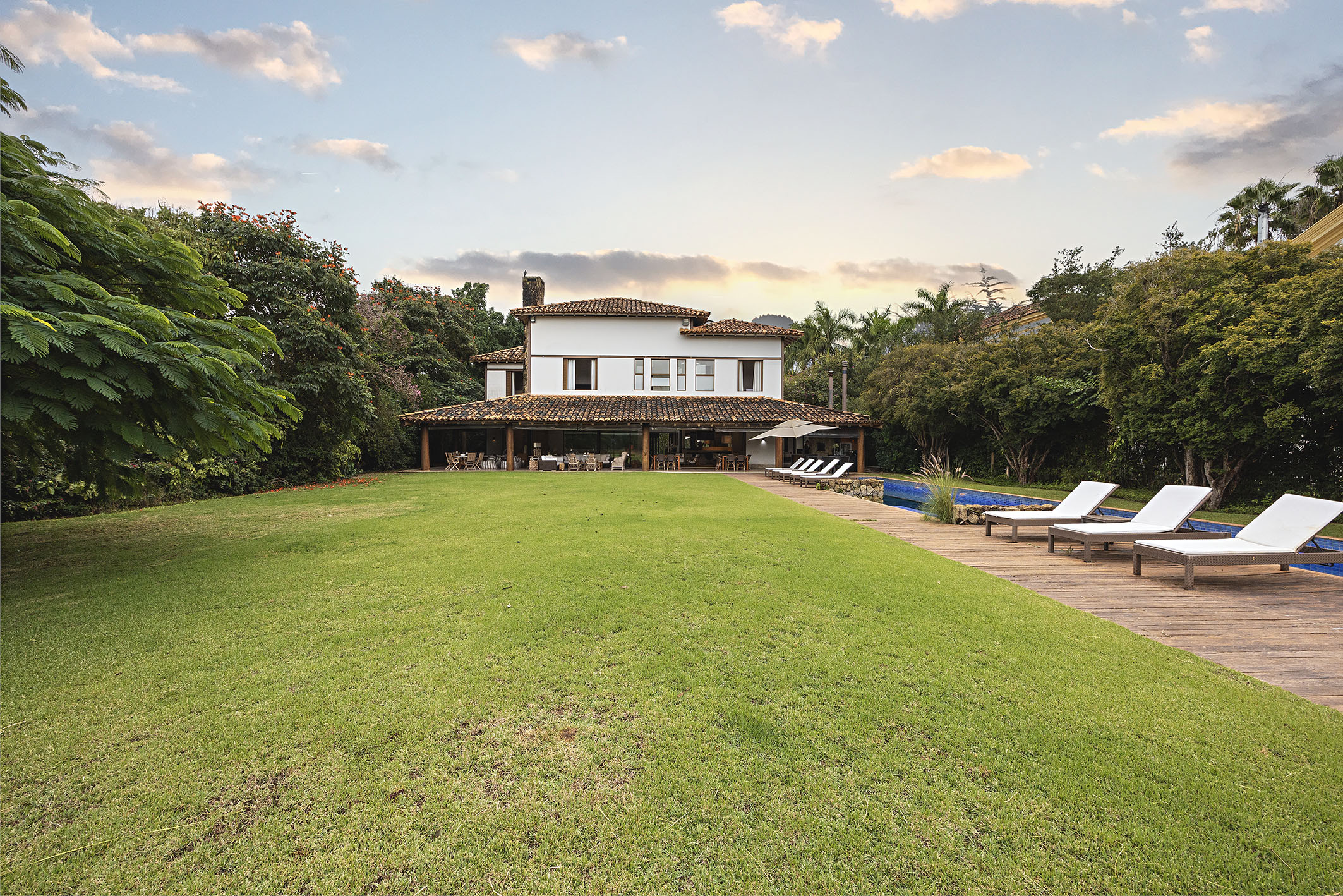  Farmhouse-Style Residence with Permanent Views of the Golf Course - 物件實景