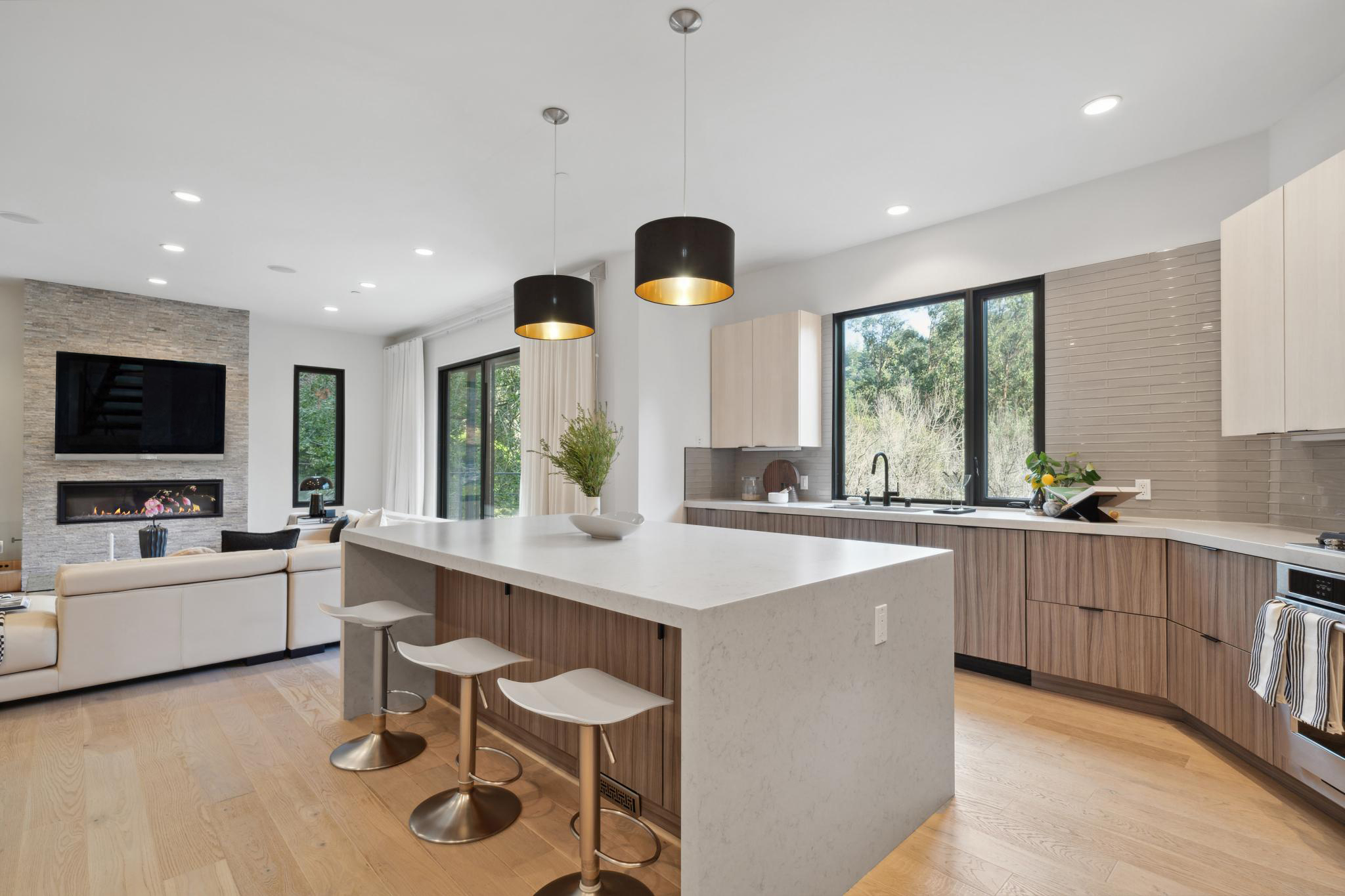  Modern Luxury Meets Tranquil Living in This Montclair Hills - 物件實景