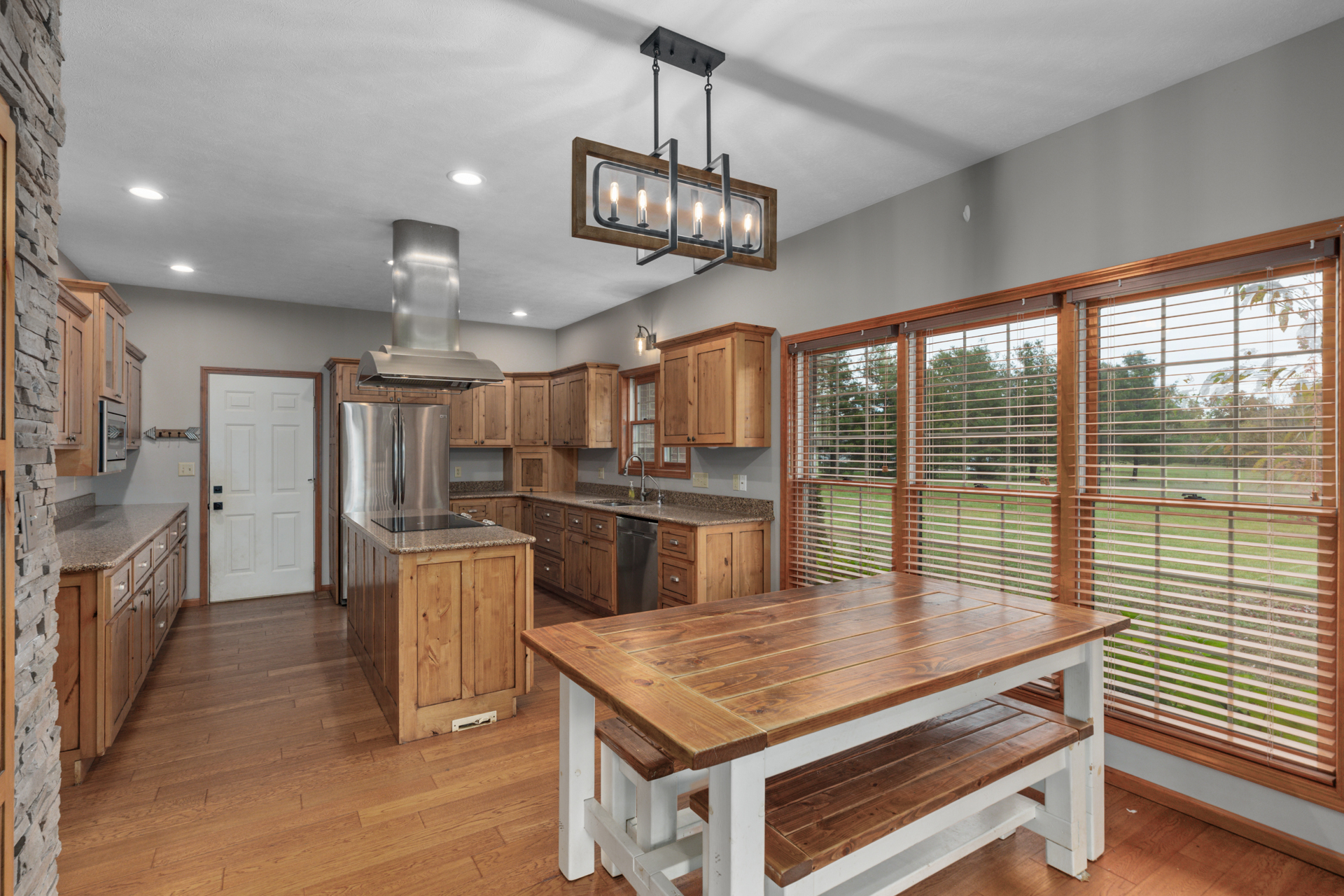 Litchfield, Illinois, 62056, United States, 5 Bedrooms Bedrooms, ,4 BathroomsBathrooms,Residential,For Sale,1986083